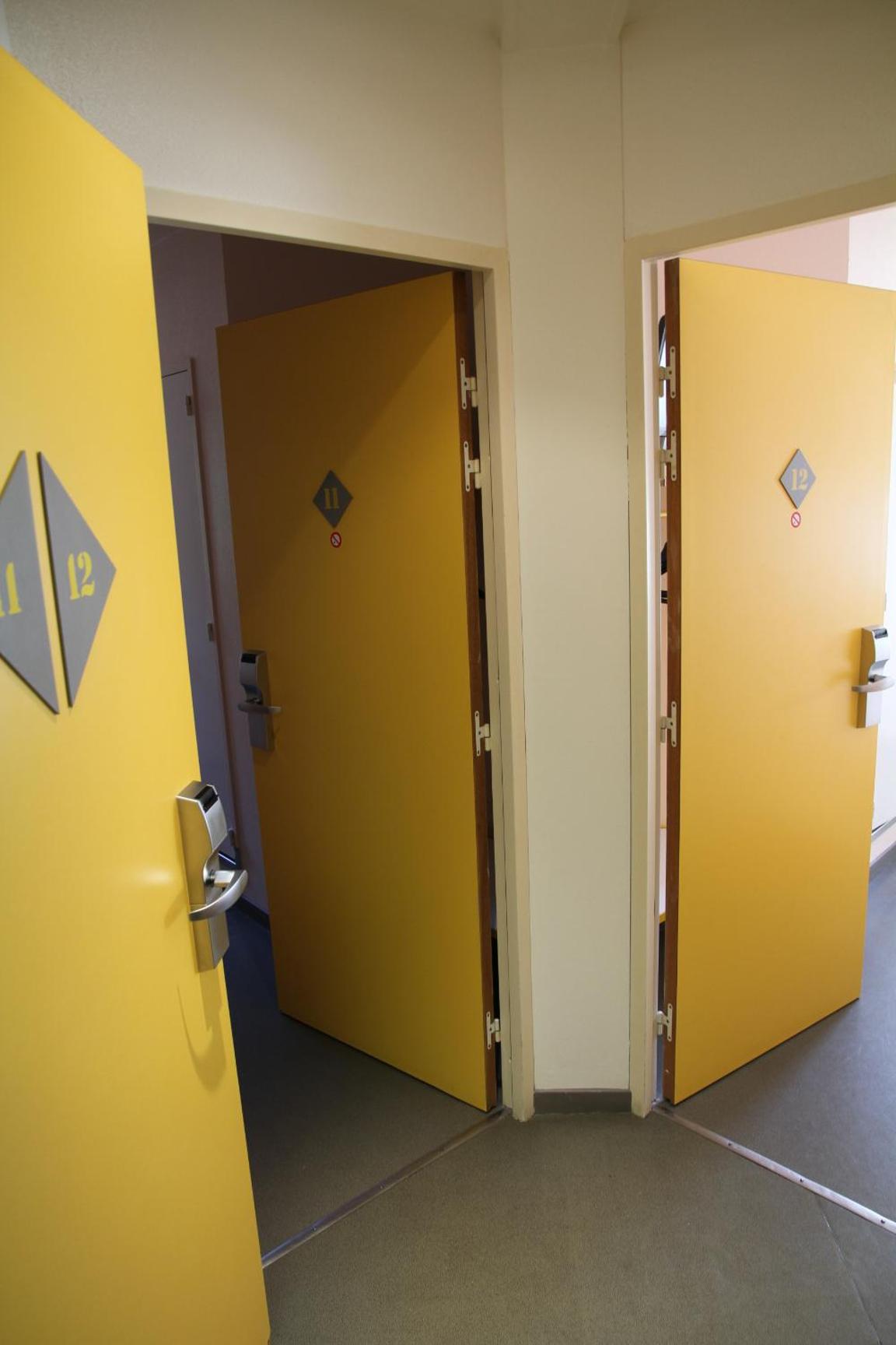 Nonsmoking Connecting Room - 2 to 6 People
