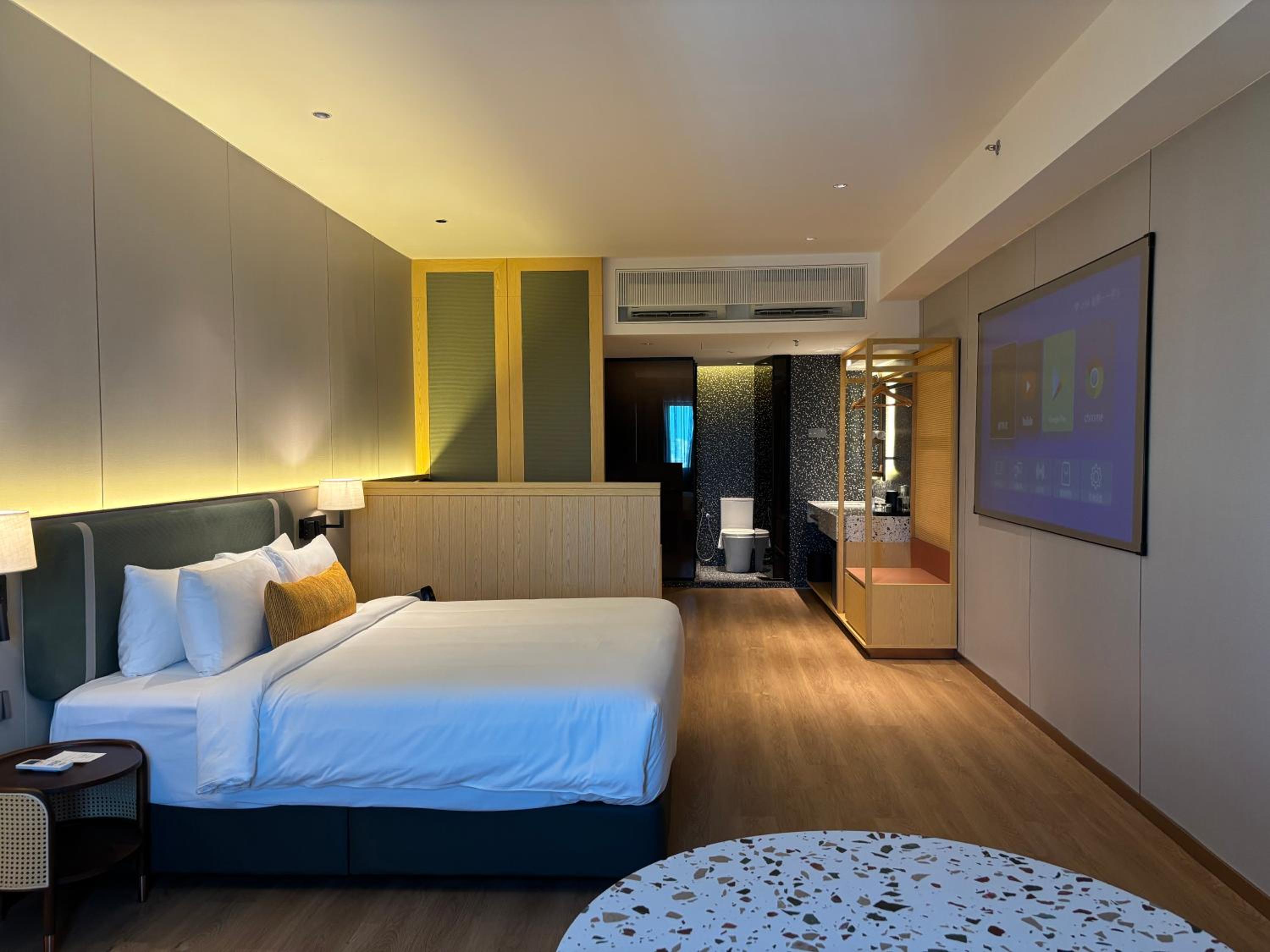Executive Deluxe King with Projector