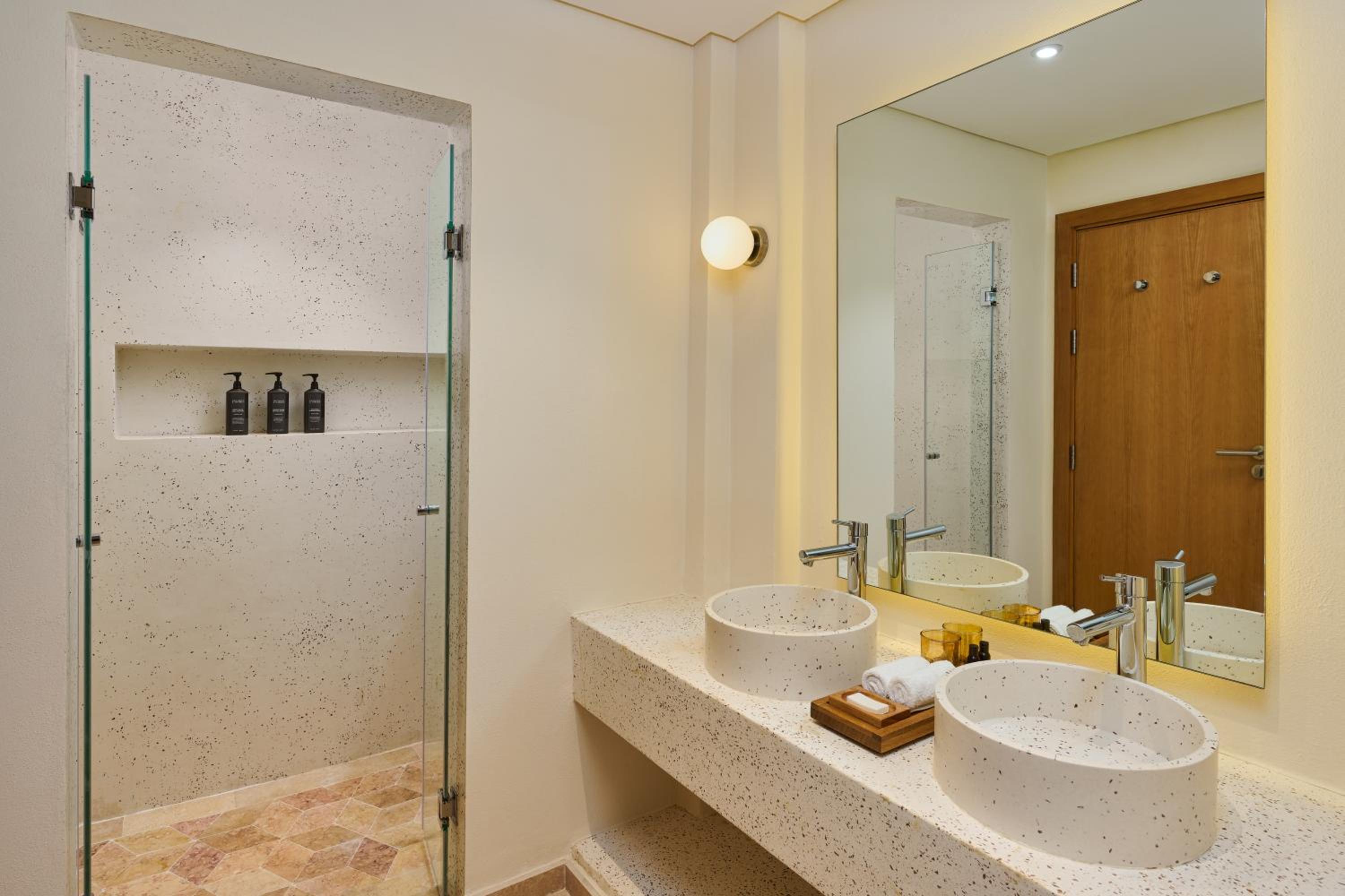 Superior King Suite with Lagoon View photo 2