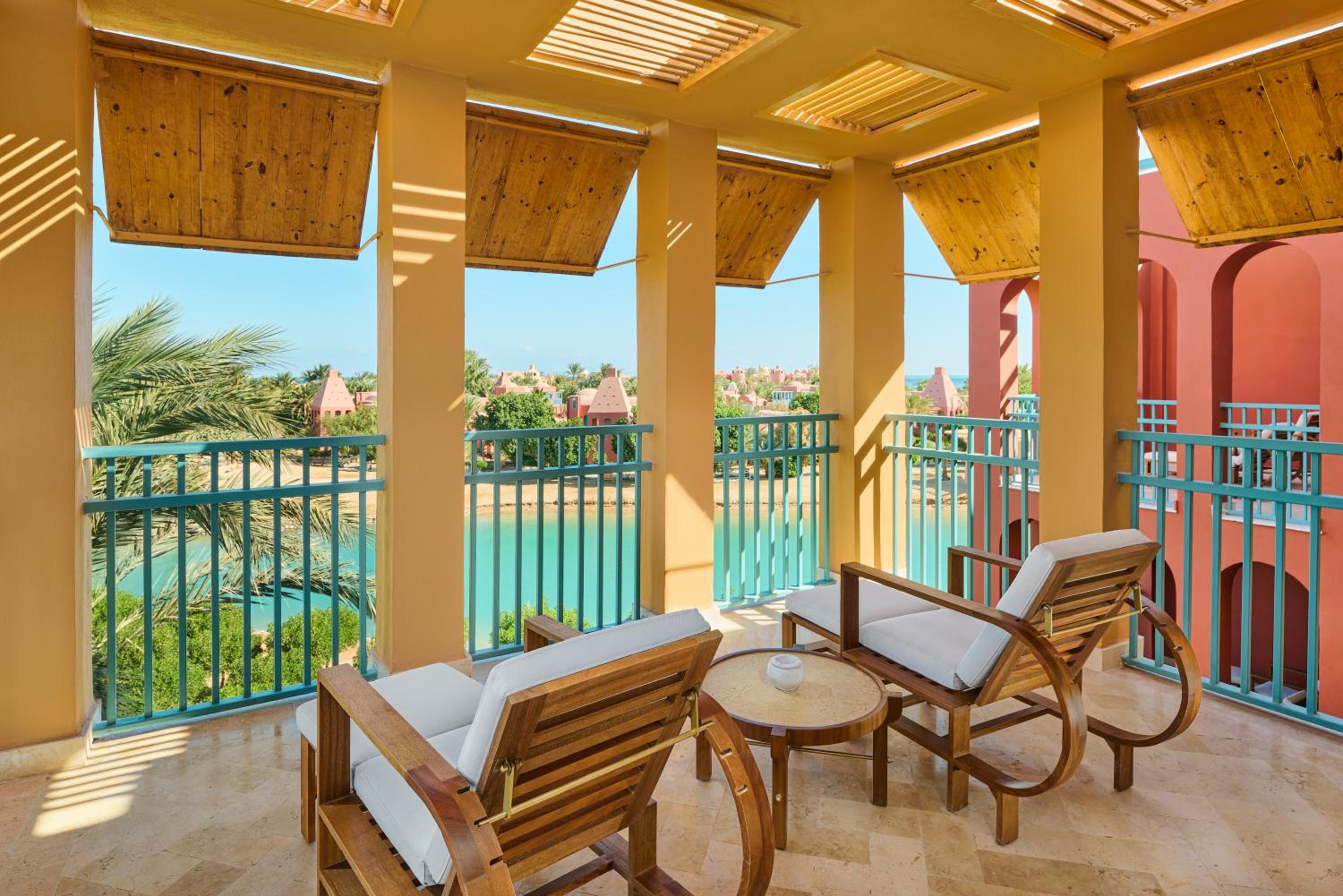 Superior King Suite with Lagoon View photo 1