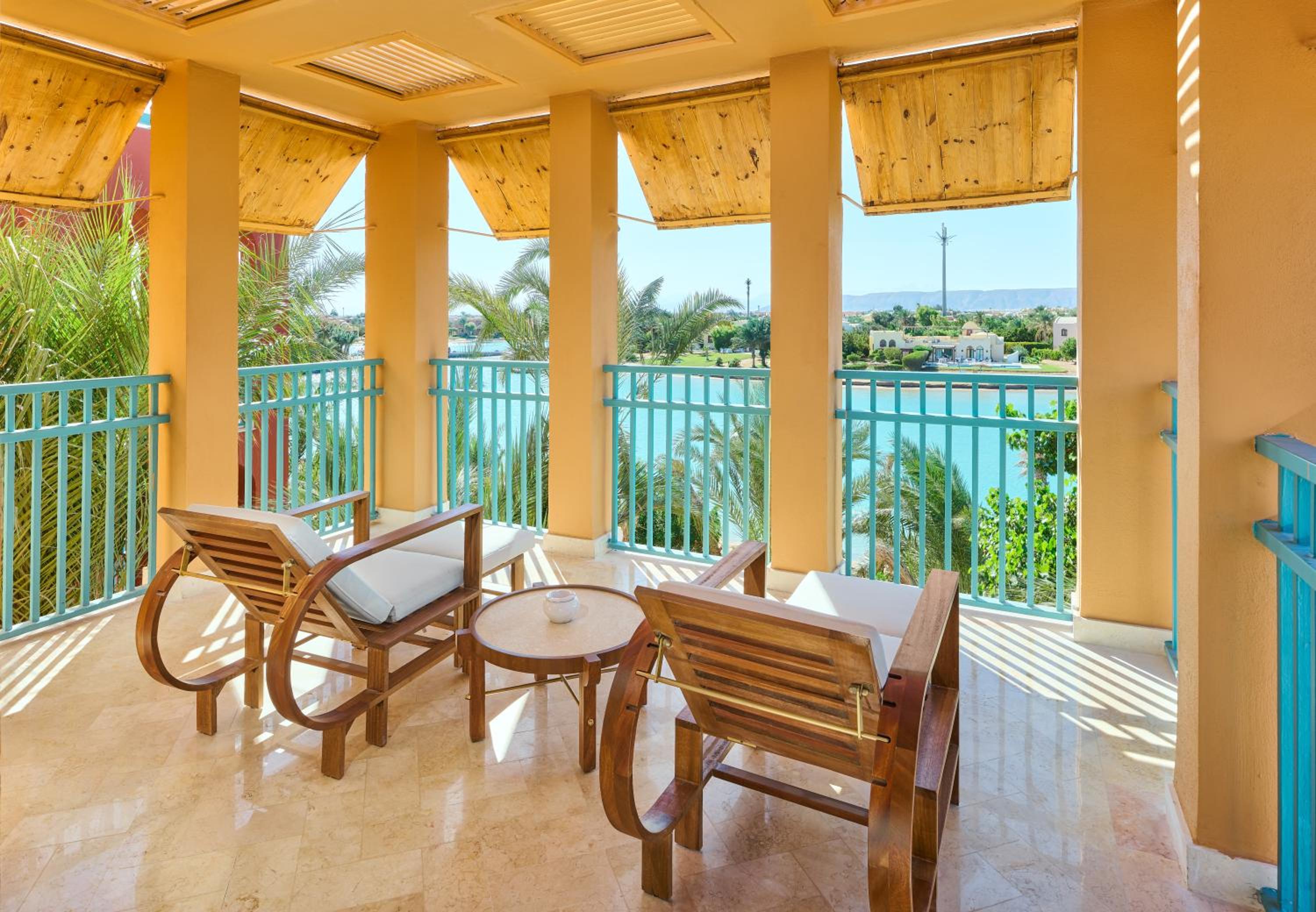 Superior King Suite with Lagoon View photo 3
