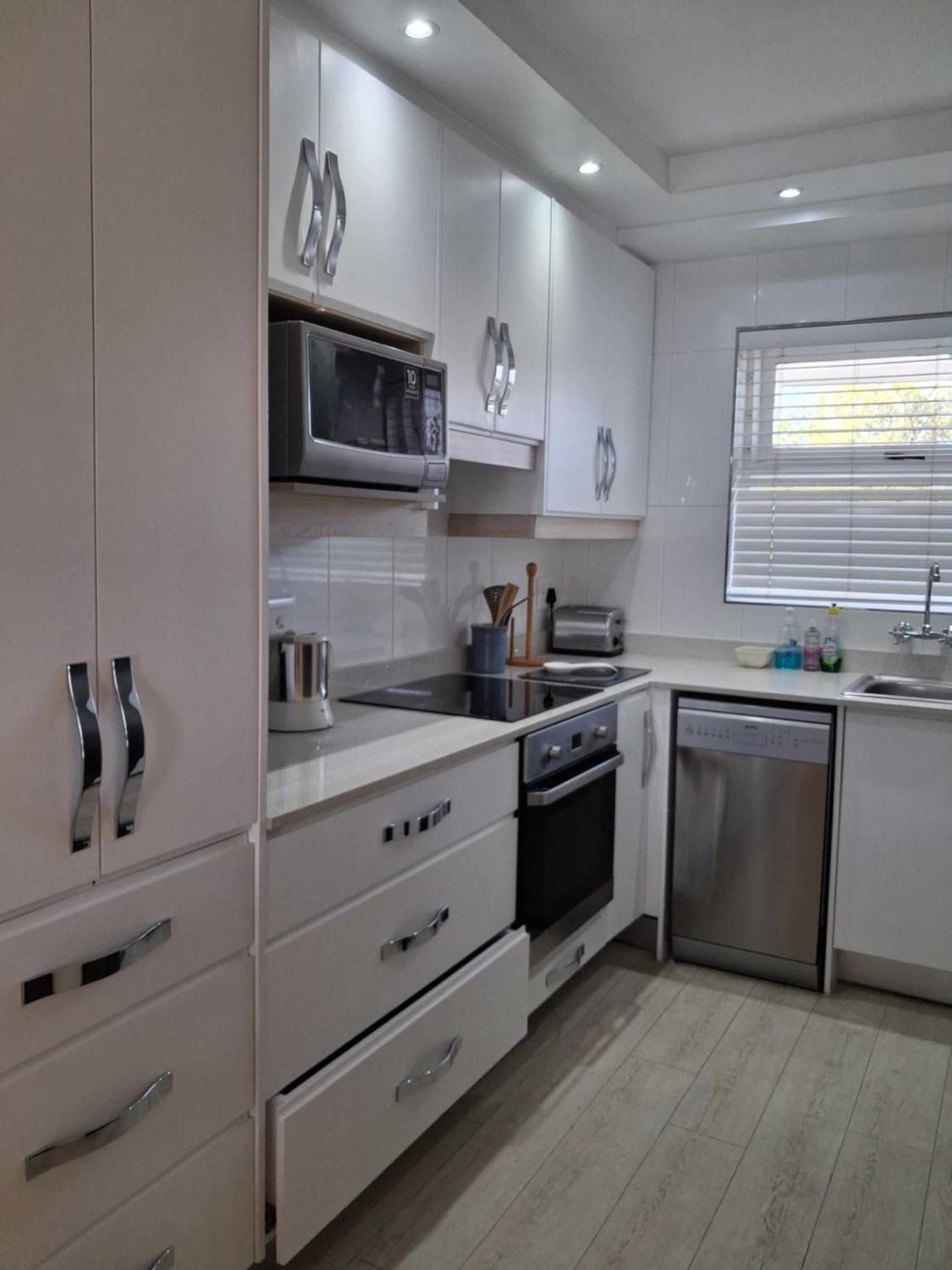 2 Bedroom 1 Bath Middle Floor photo 3