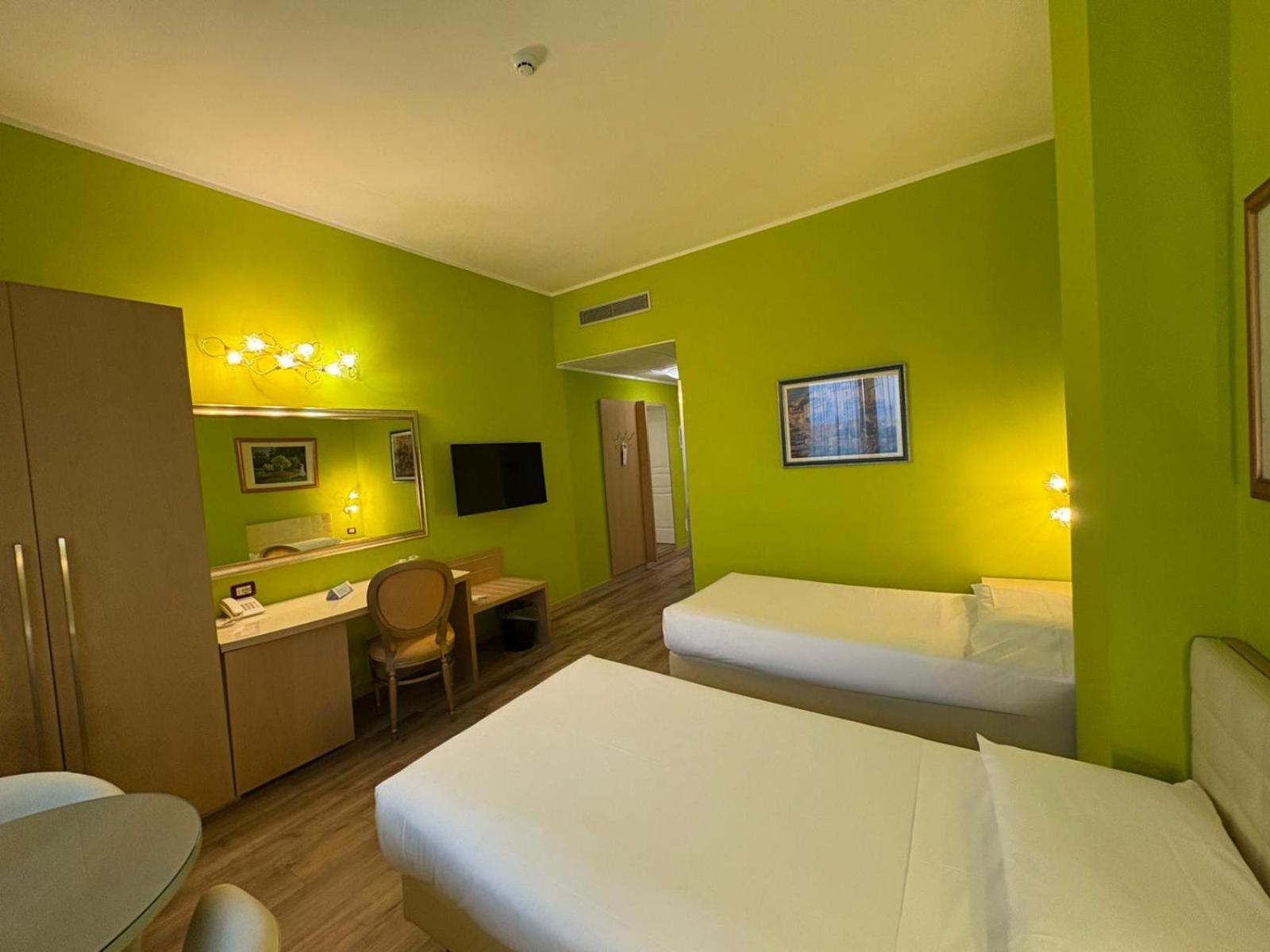 Twin Room - Disability Access photo 3