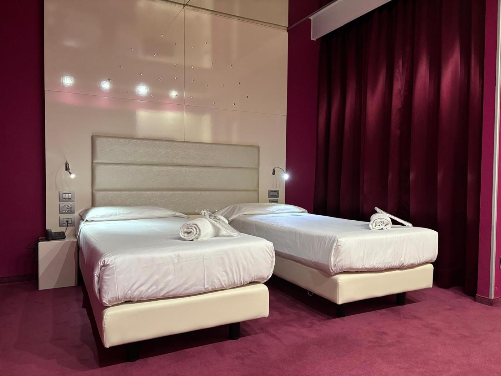 Economy Twin Room - Photo 3