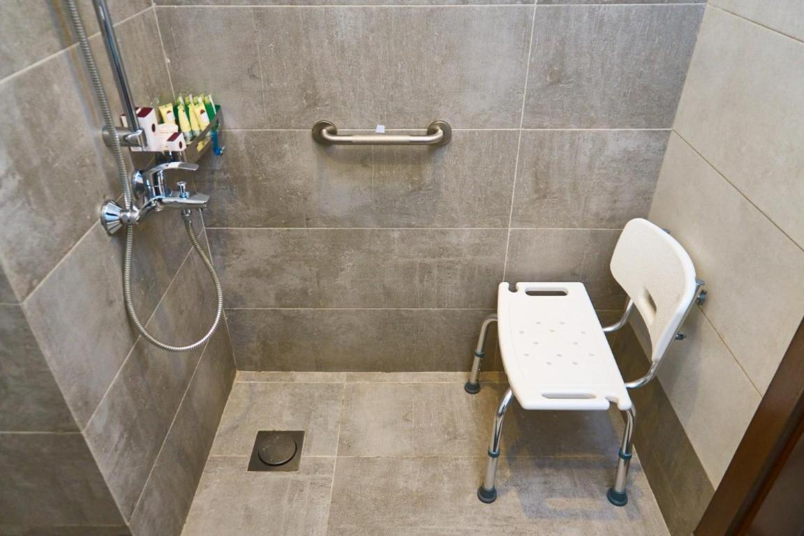 Twin Room - Disability Access photo 1