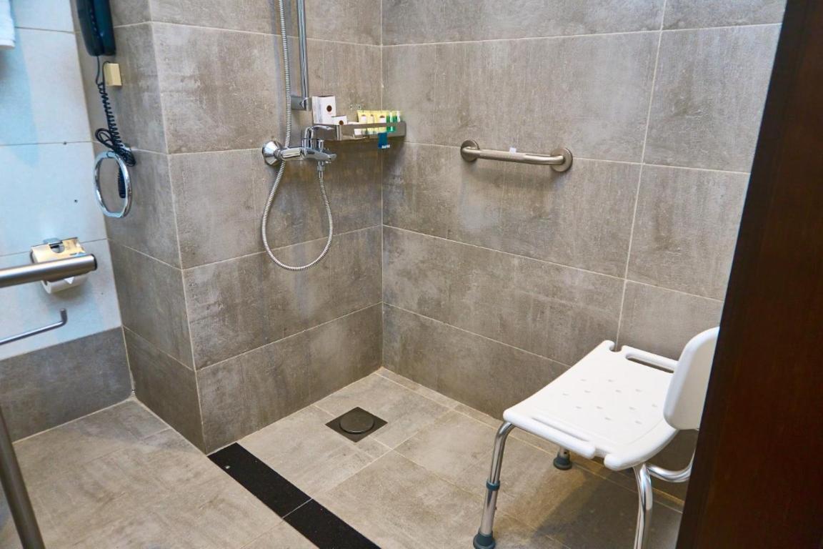 Twin Room - Disability Access photo 3