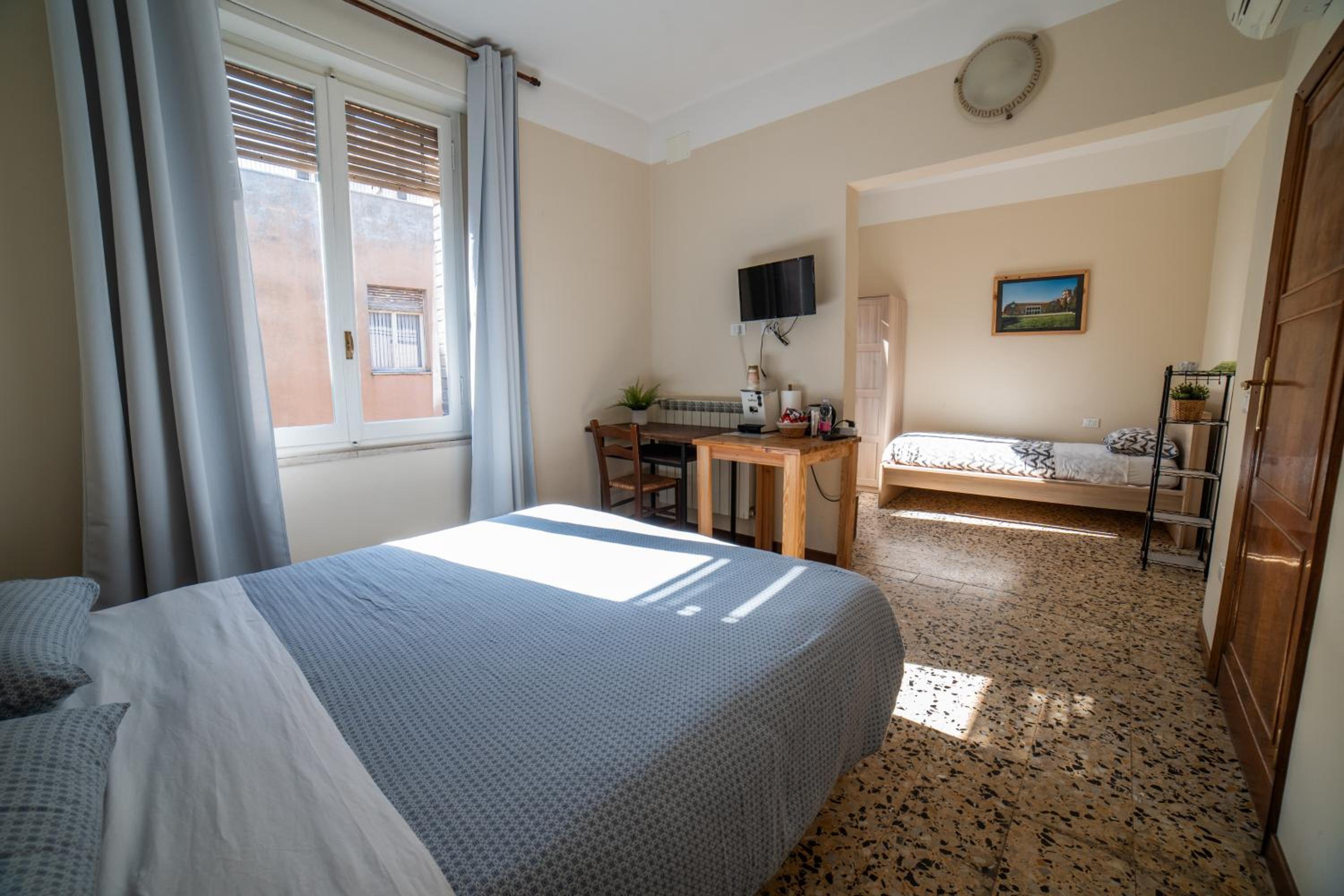 Basic Triple Room photo 3