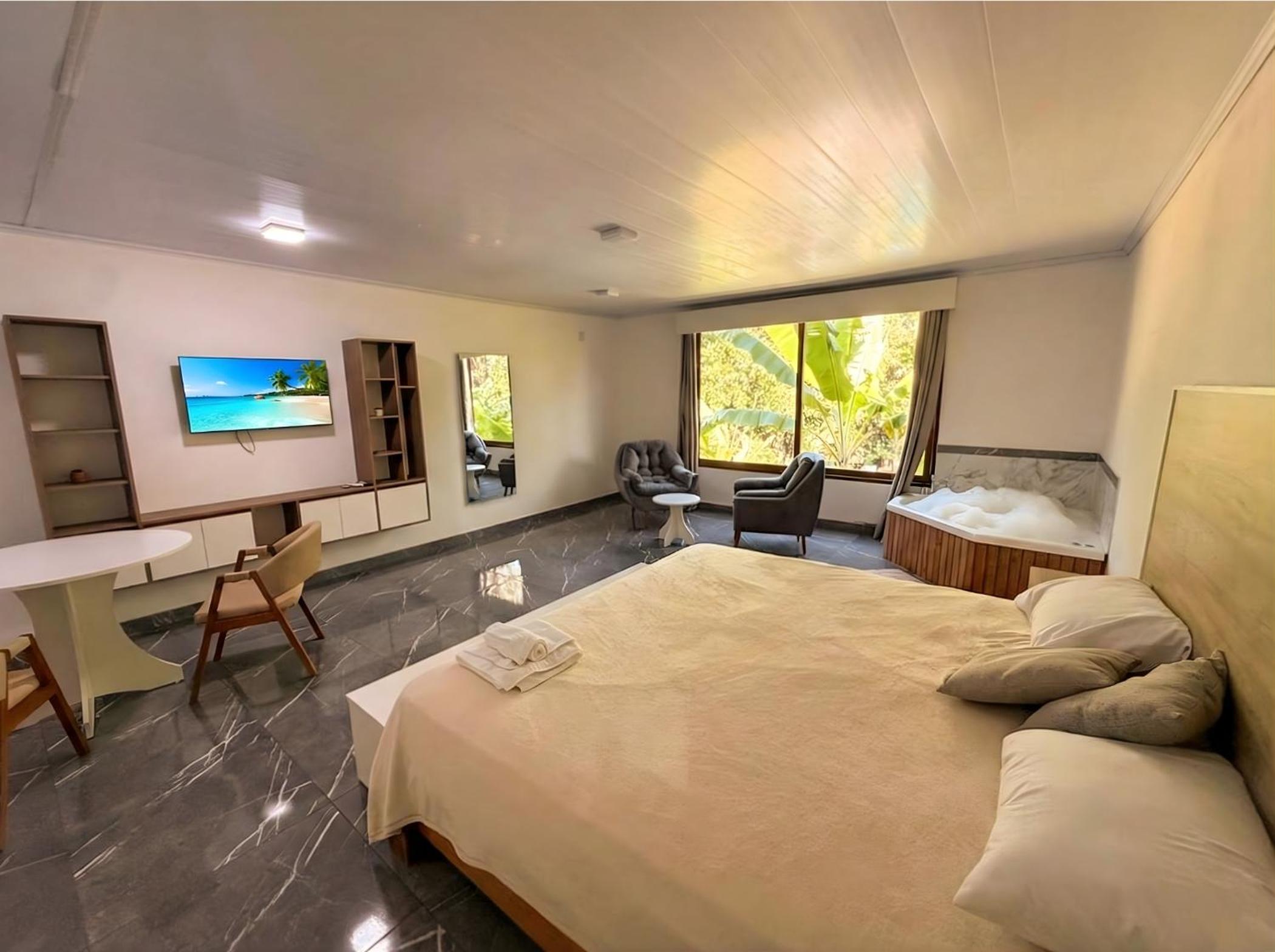 Suite with Hot Tub photo 3