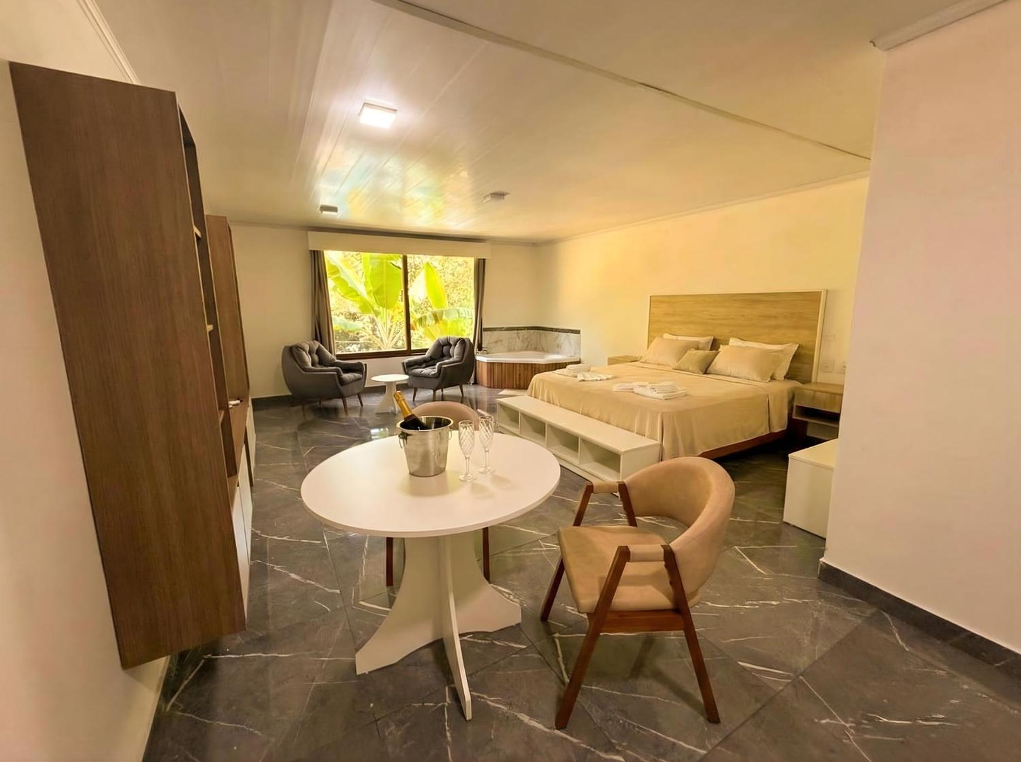 Suite with Hot Tub photo 2