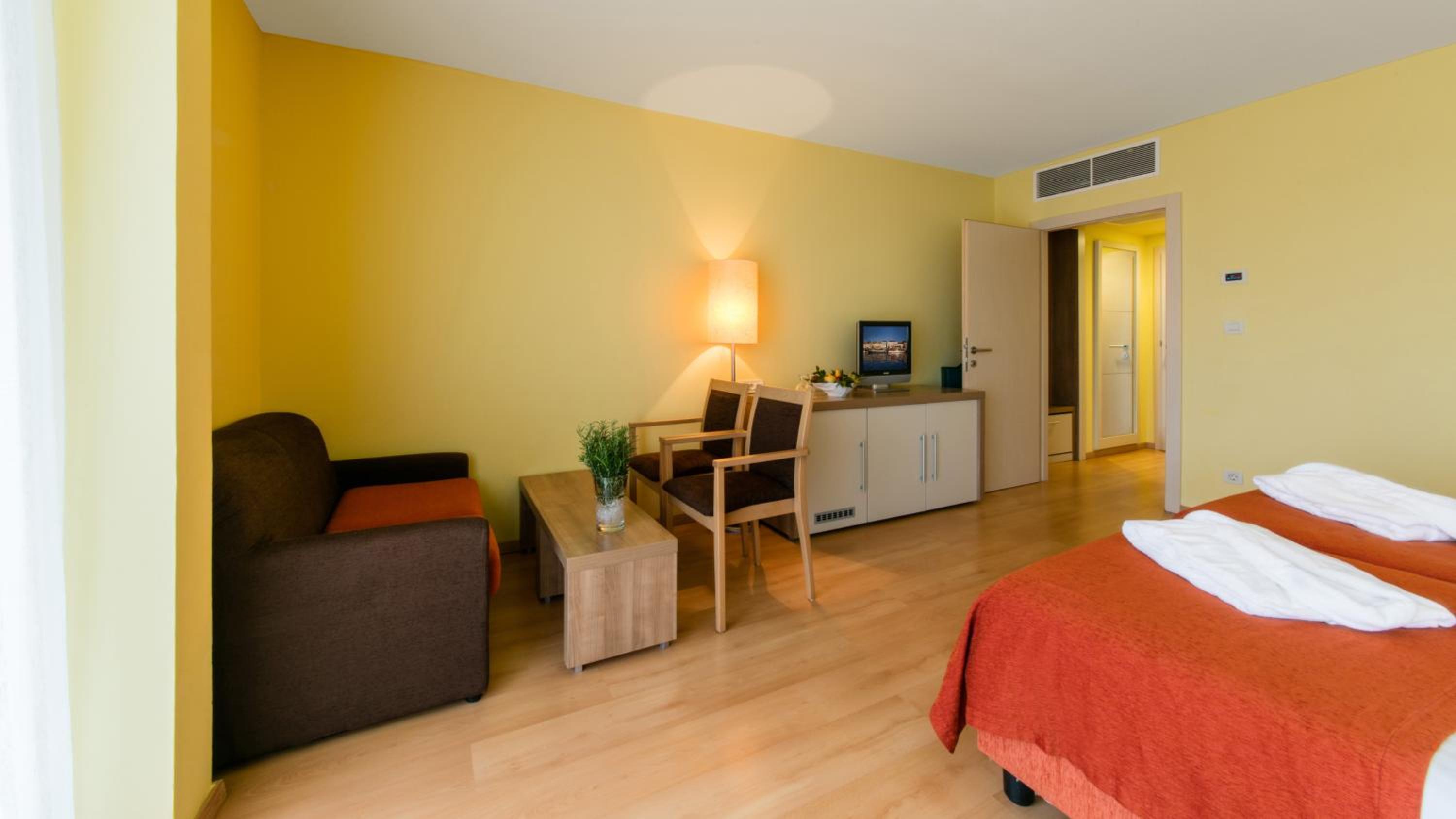 Premium Twin Room with Balcony and Sea Side - Photo 2