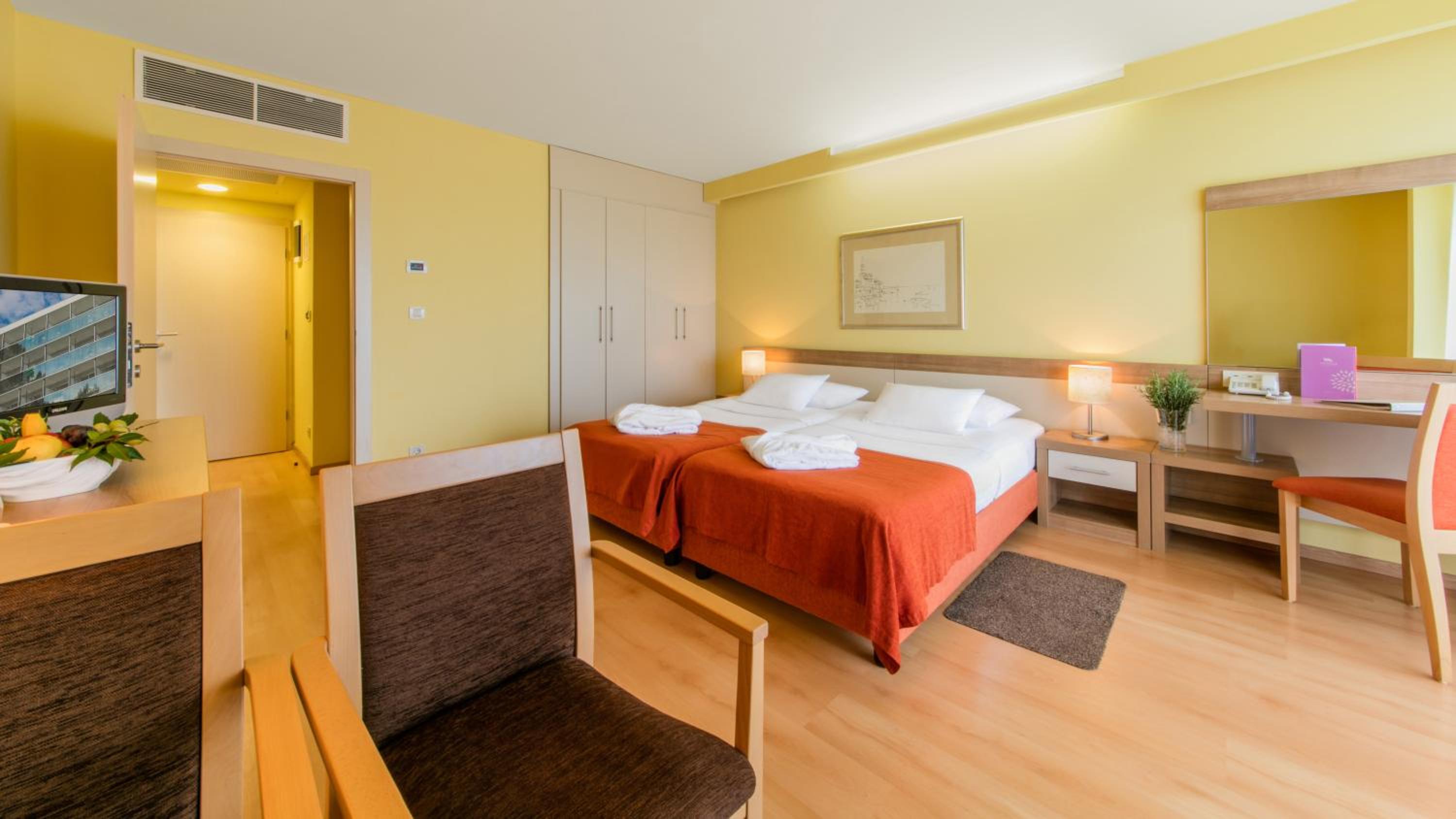 Premium Twin Room with Balcony and Sea Side - Photo 4