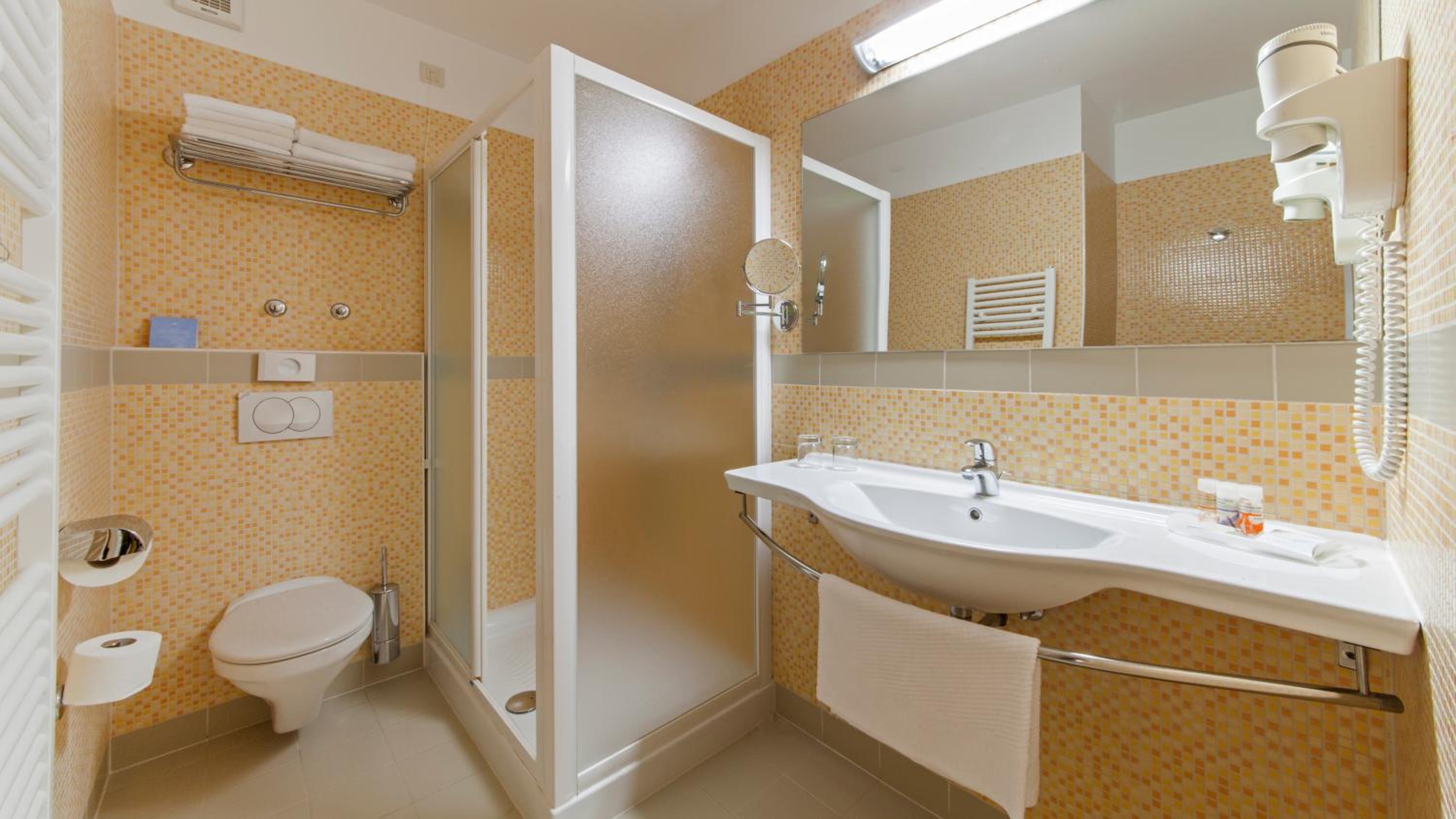 Premium Twin Room with Balcony and Sea Side - Photo 5