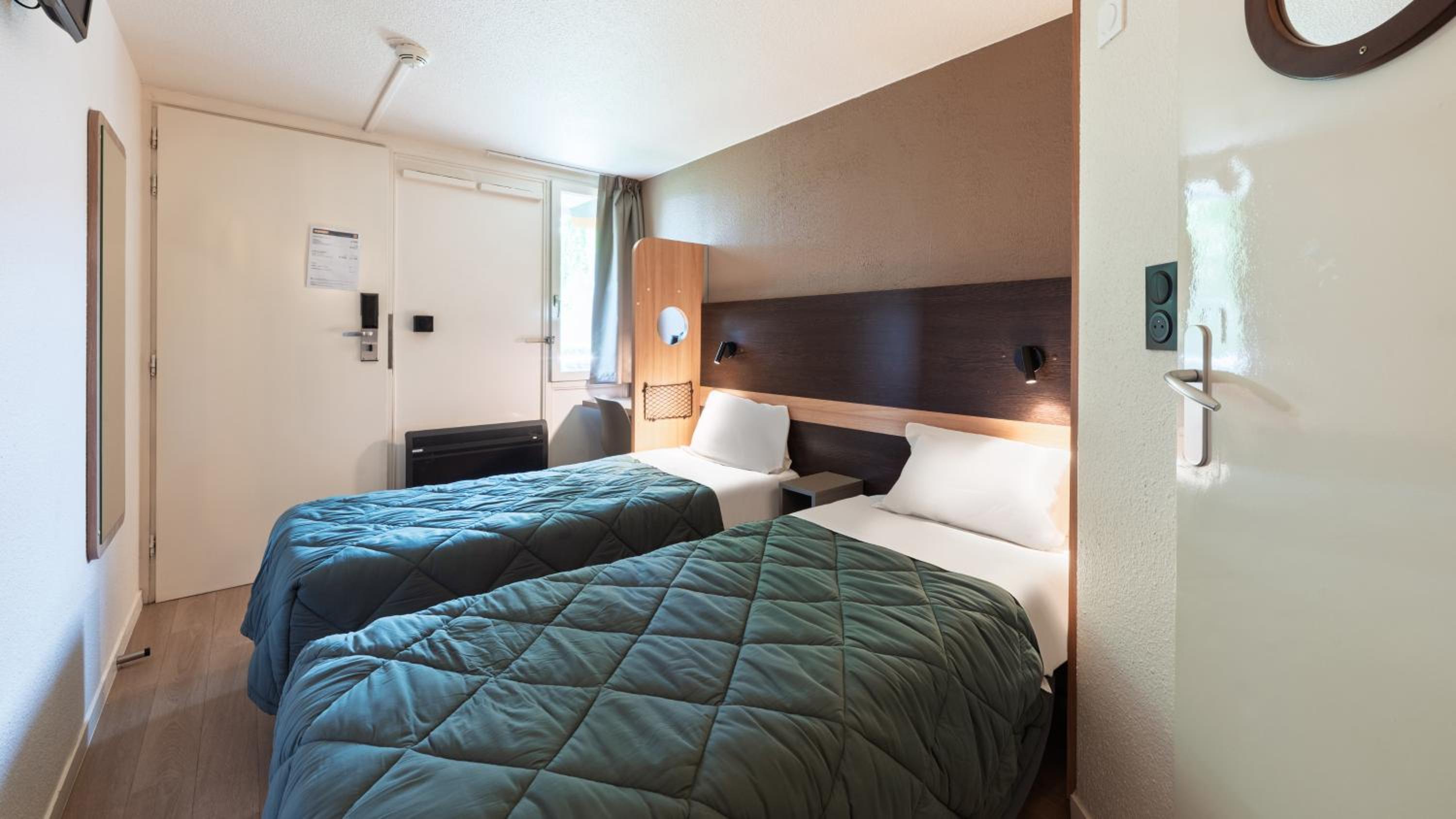 Standard Twin Room - Photo 1