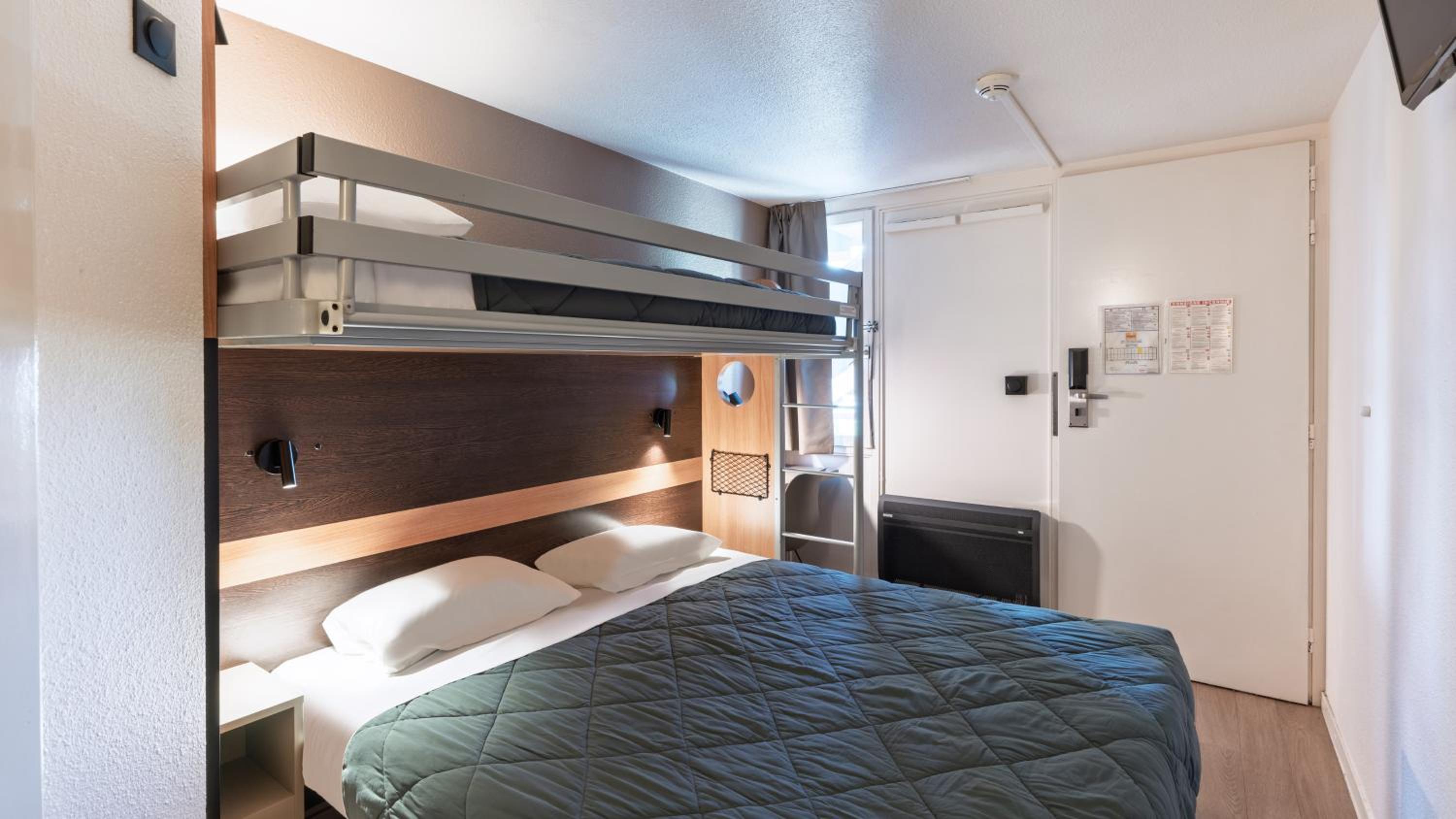 Standard Queen Room with One Bunk Bed - Photo 2