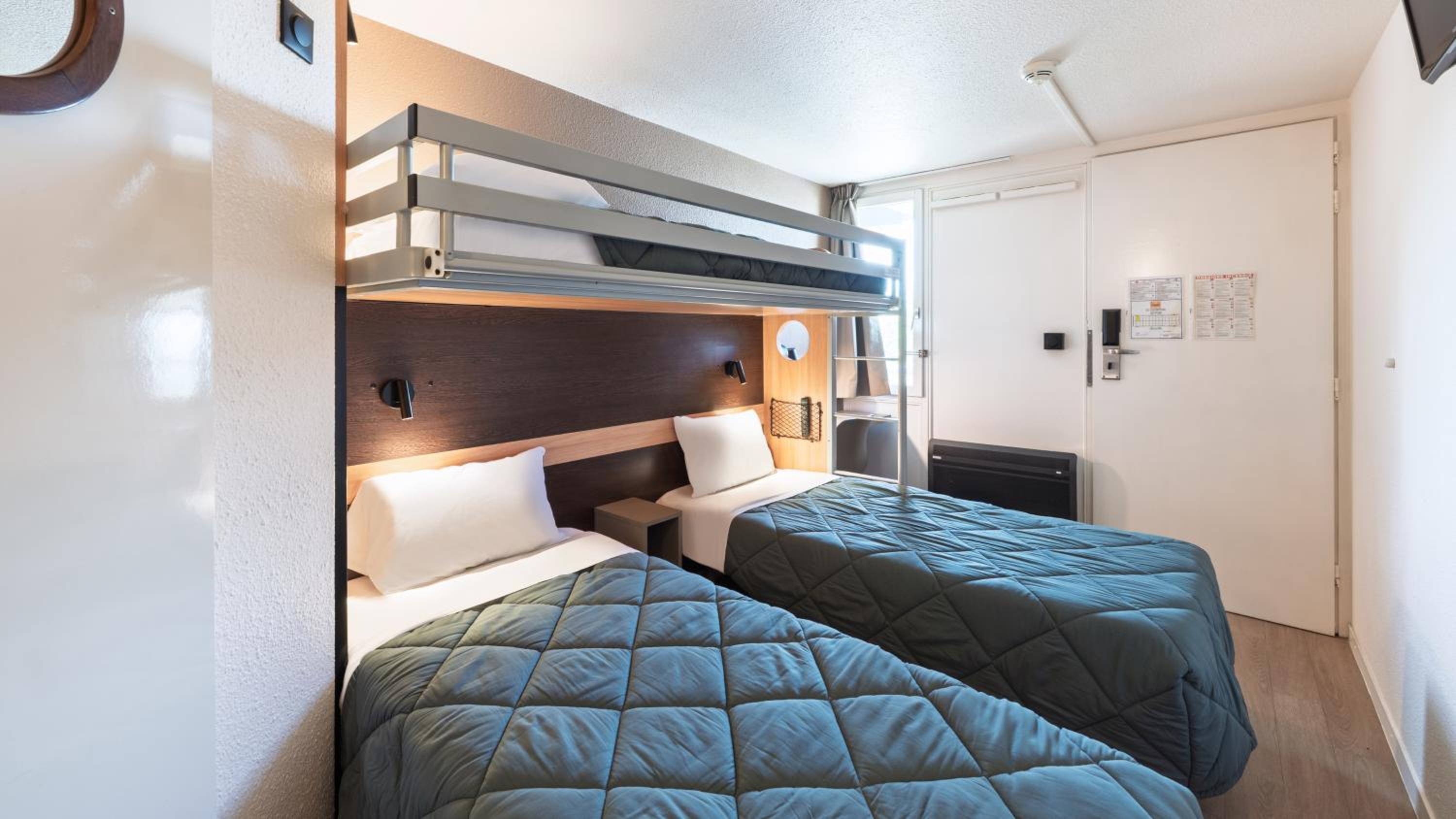 Standard Plus Twin Room with One Bunk Bed - Photo 2