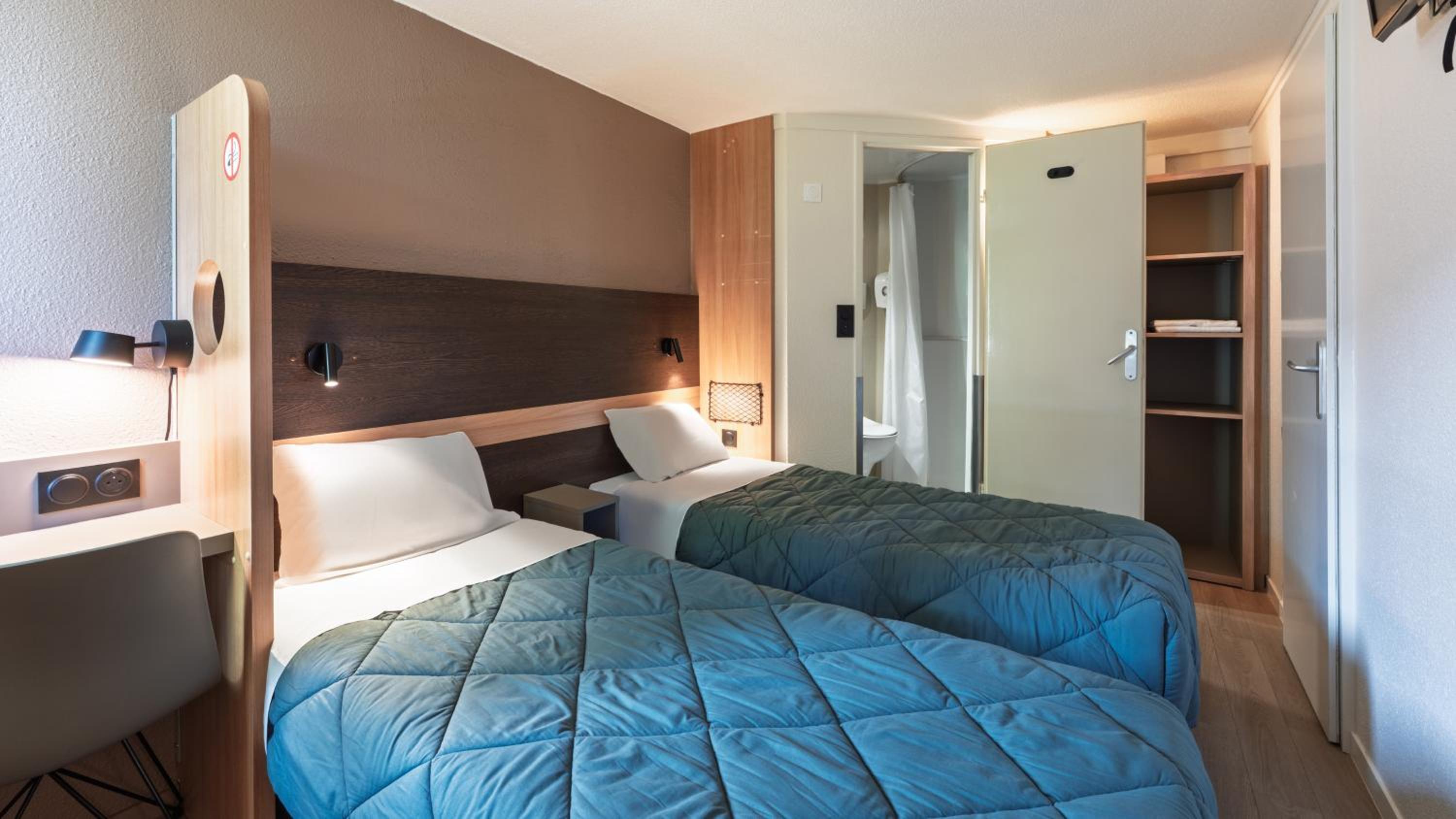 Standard Twin Room - Photo 3