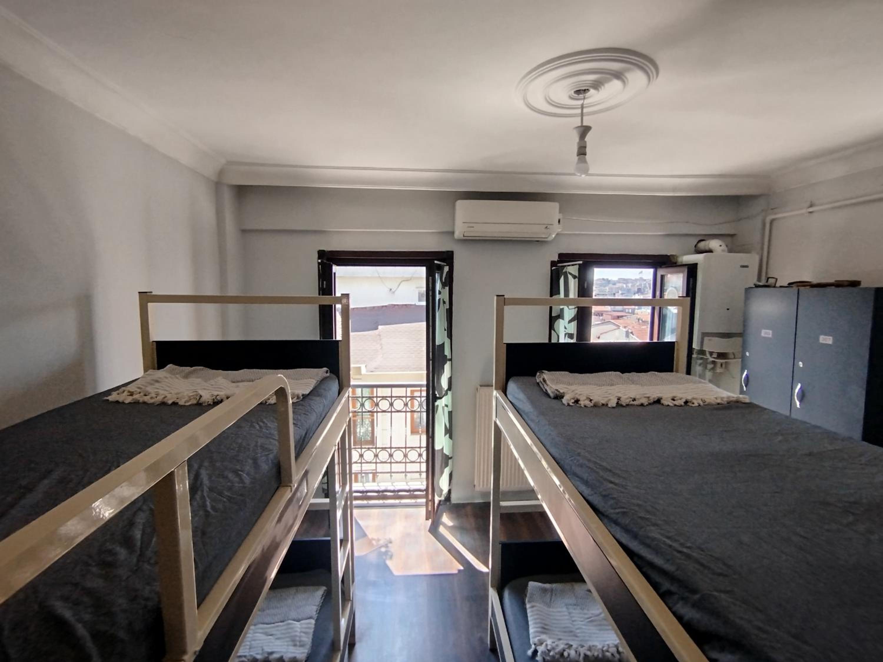 Bed in 8-Bed Mixed Dormitory Room photo 3