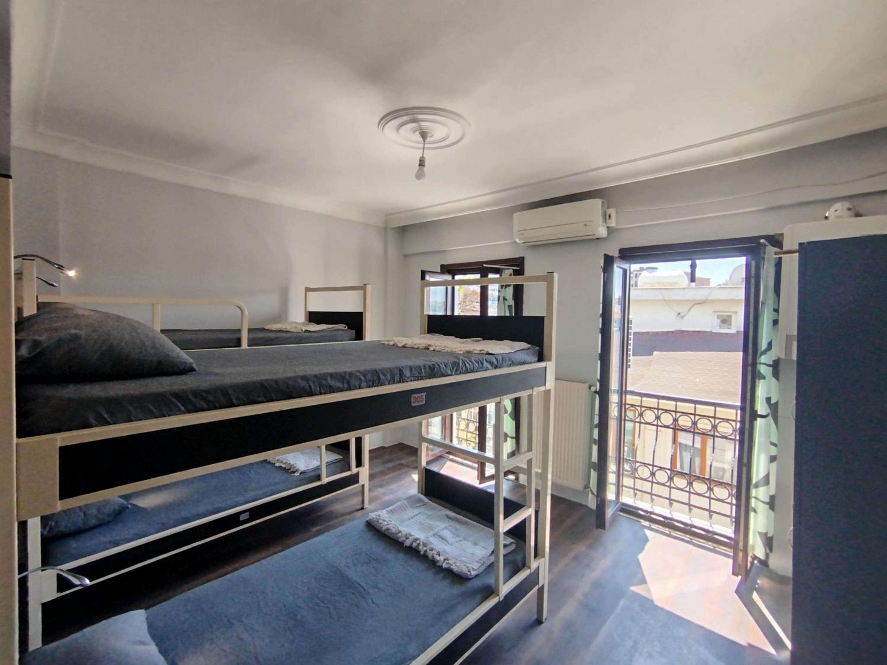 Bed in 8-Bed Mixed Dormitory Room photo 2
