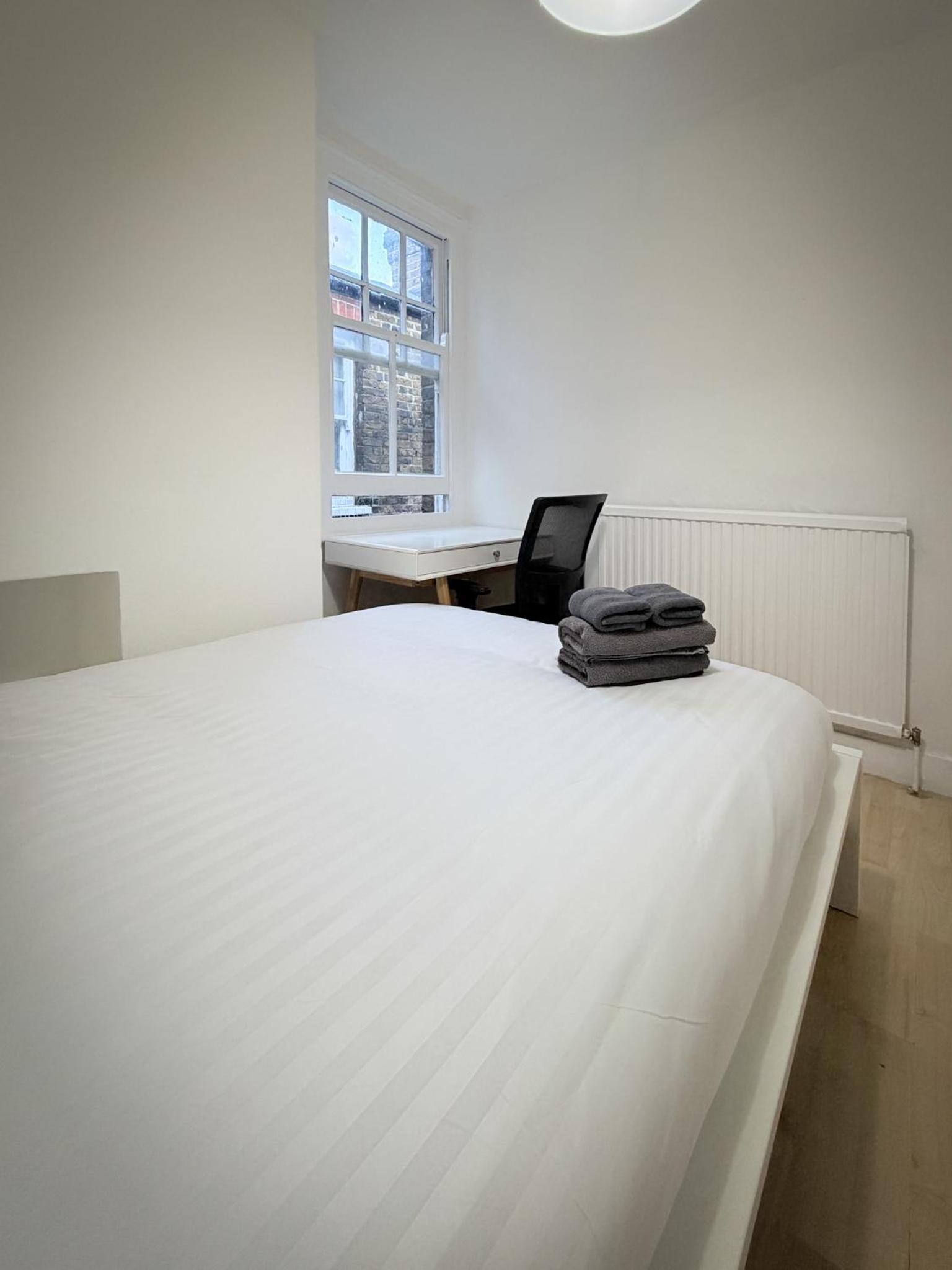 Double Room with Shared Bathroom photo 3