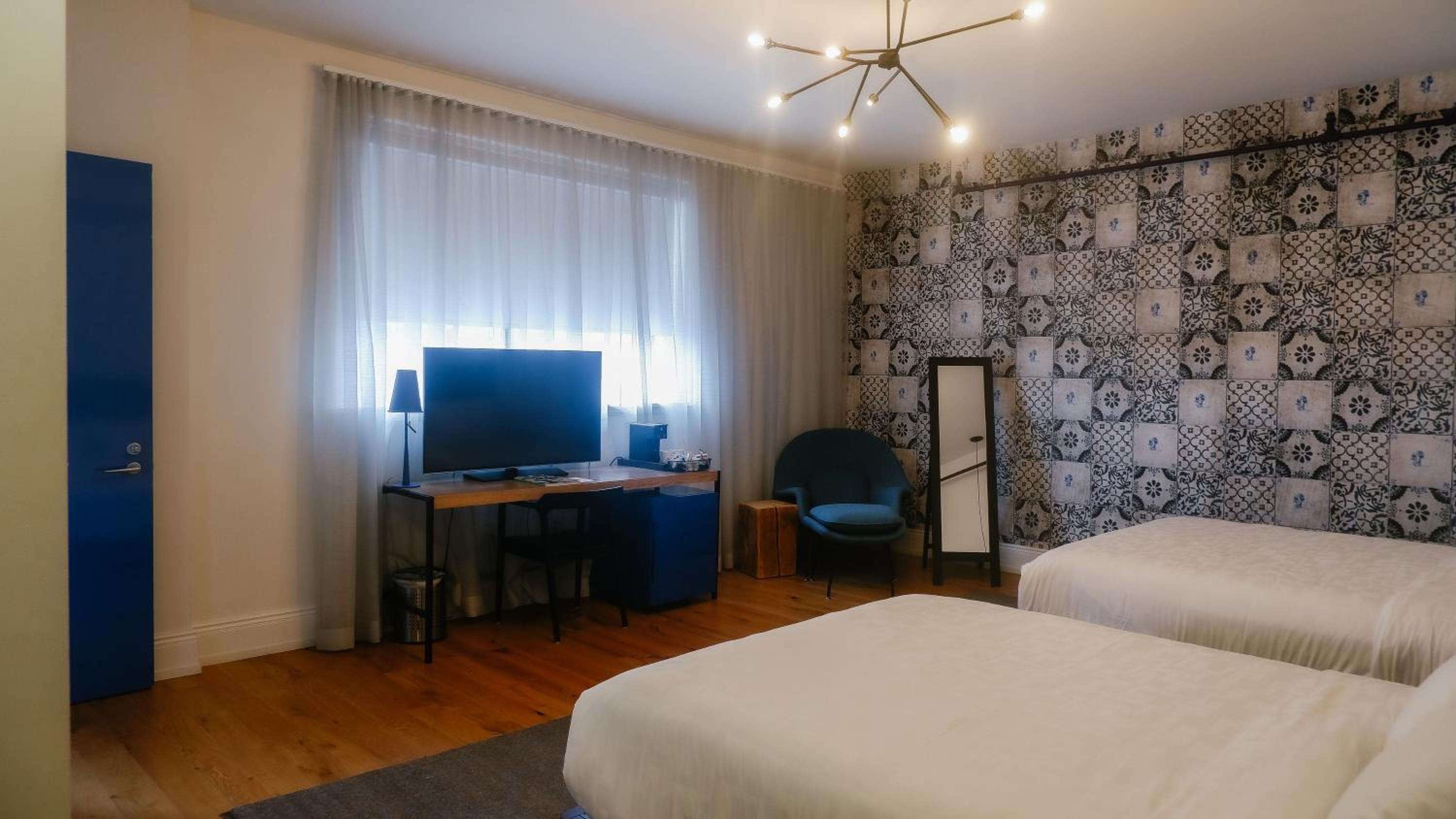 Queen Room with Two Queen Beds - Photo 3