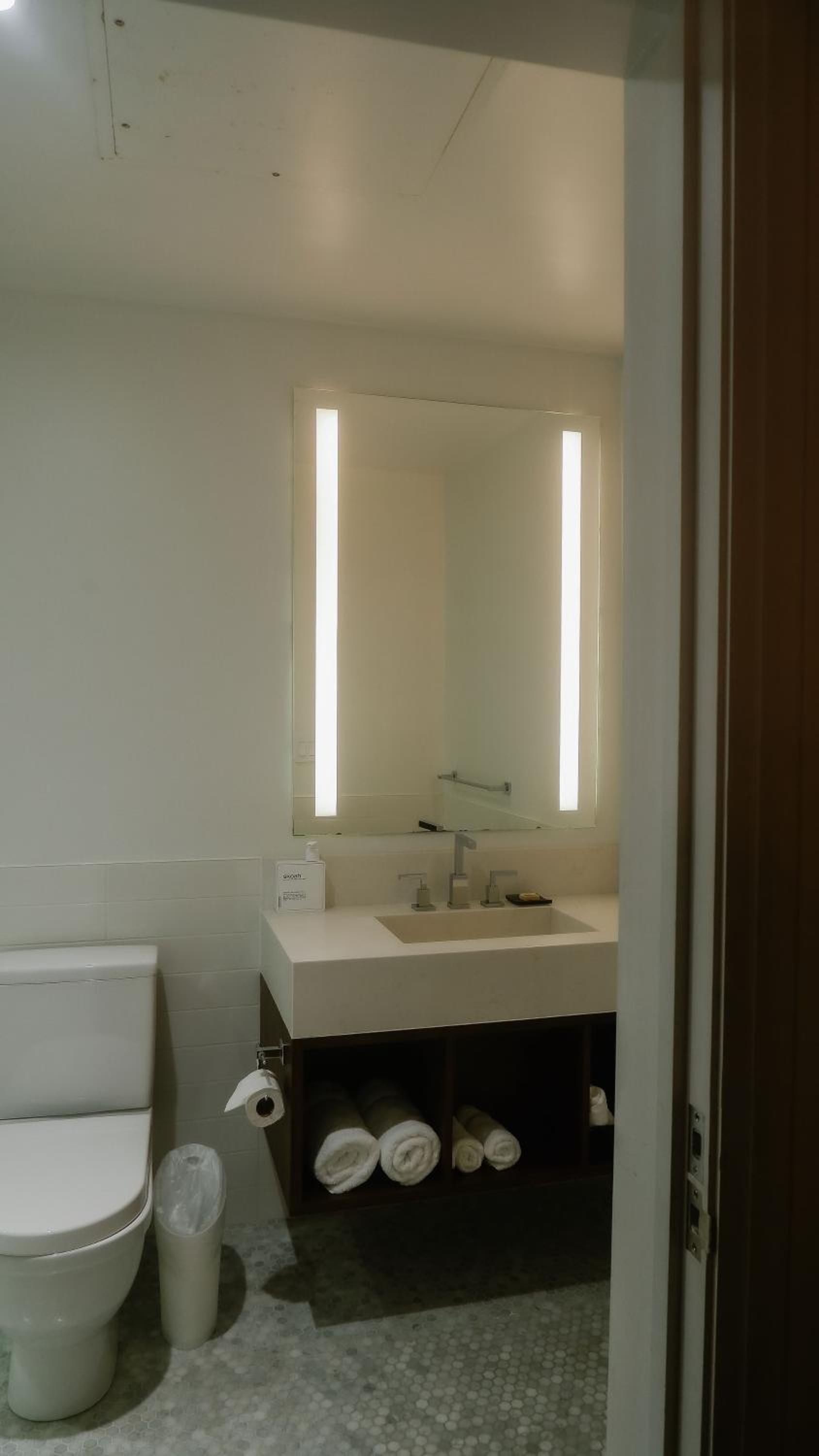 Deluxe Queen Room with Two Queen Beds - Photo 4