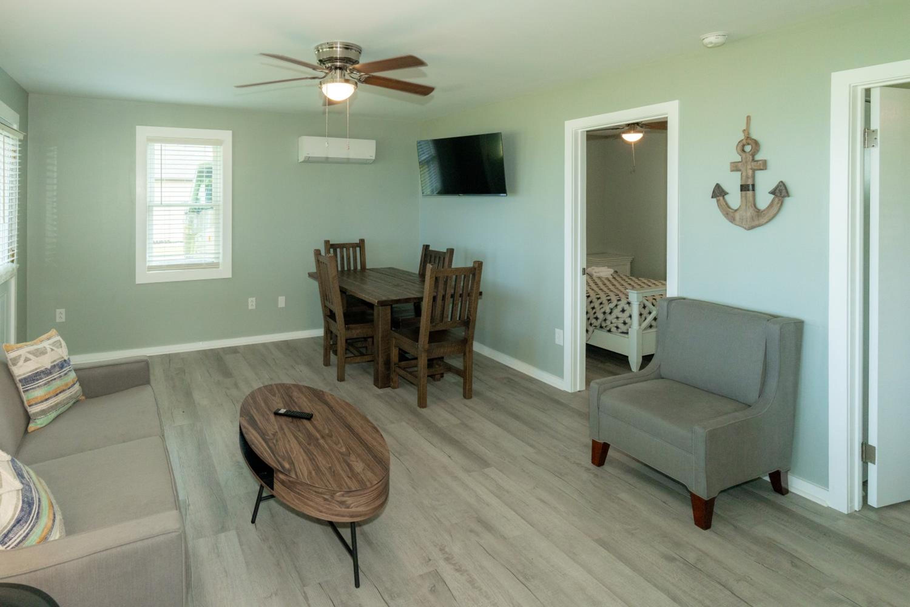Deluxe Waterfront 2 Bedroom Cottage (Sleeps 7) photo 3