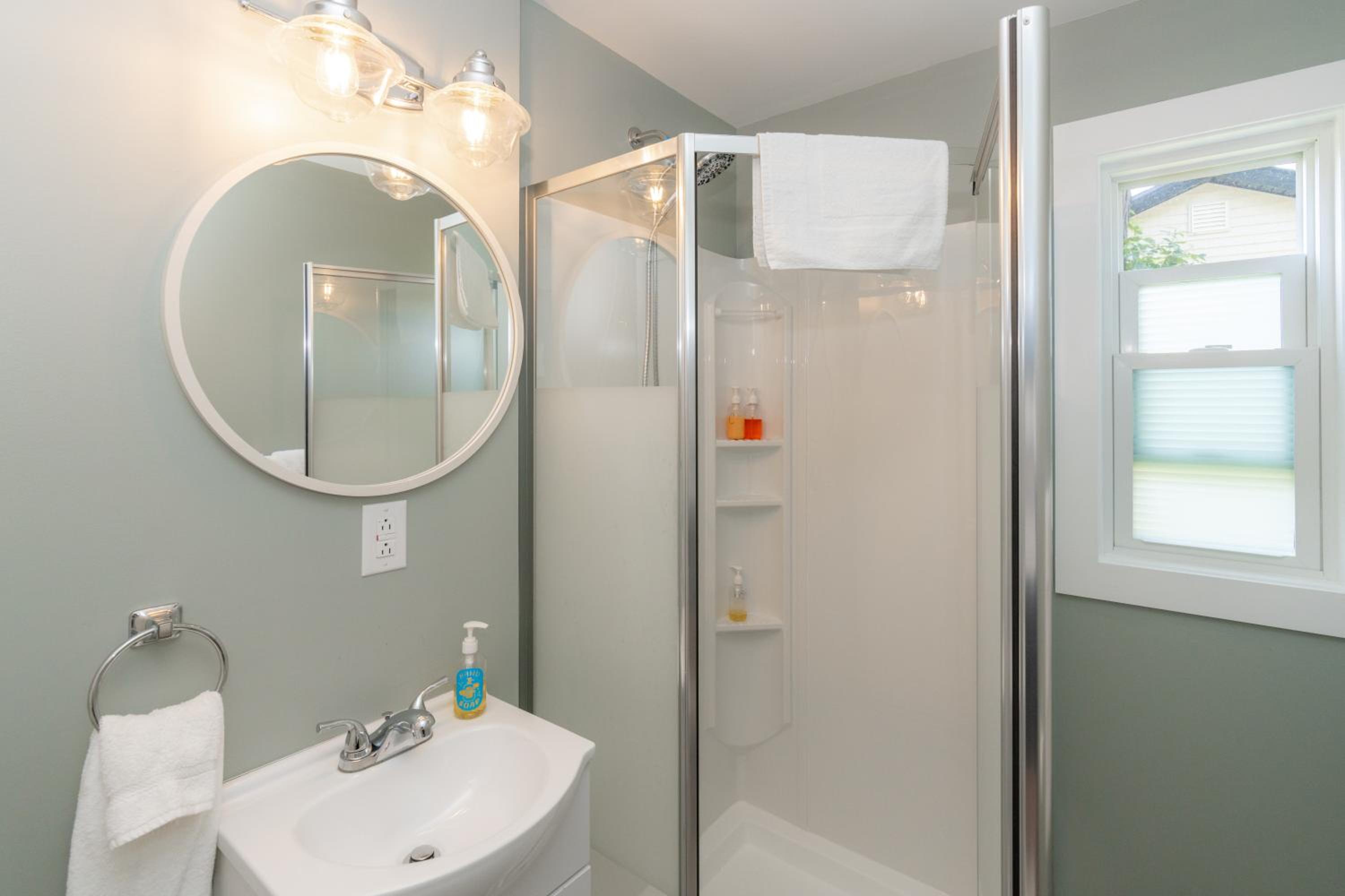 Deluxe Waterfront 2 Bedroom Cottage (Sleeps 7) photo 1