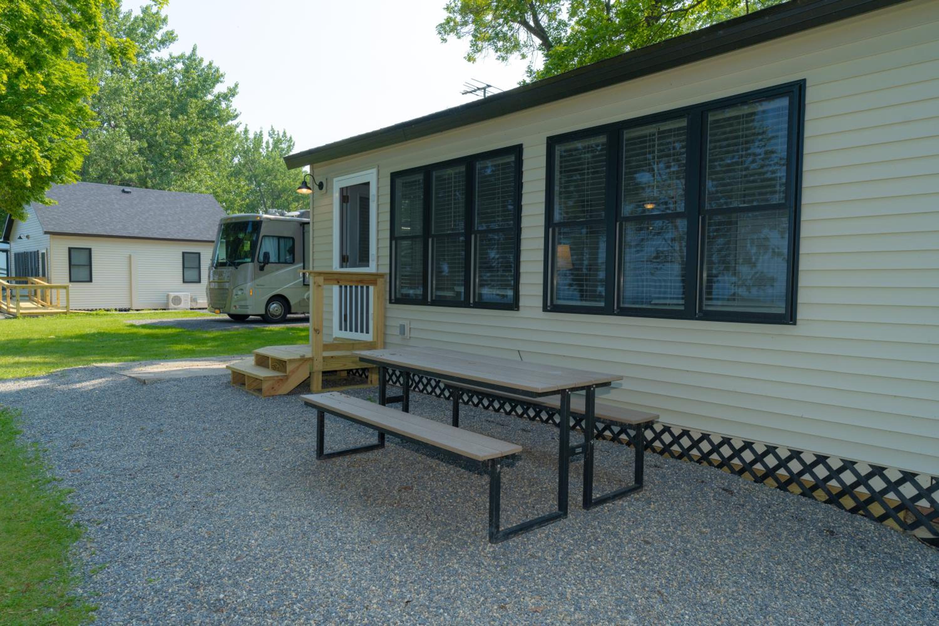 Deluxe Waterfront 2 Bedroom Cottage (Sleeps 7) photo 2