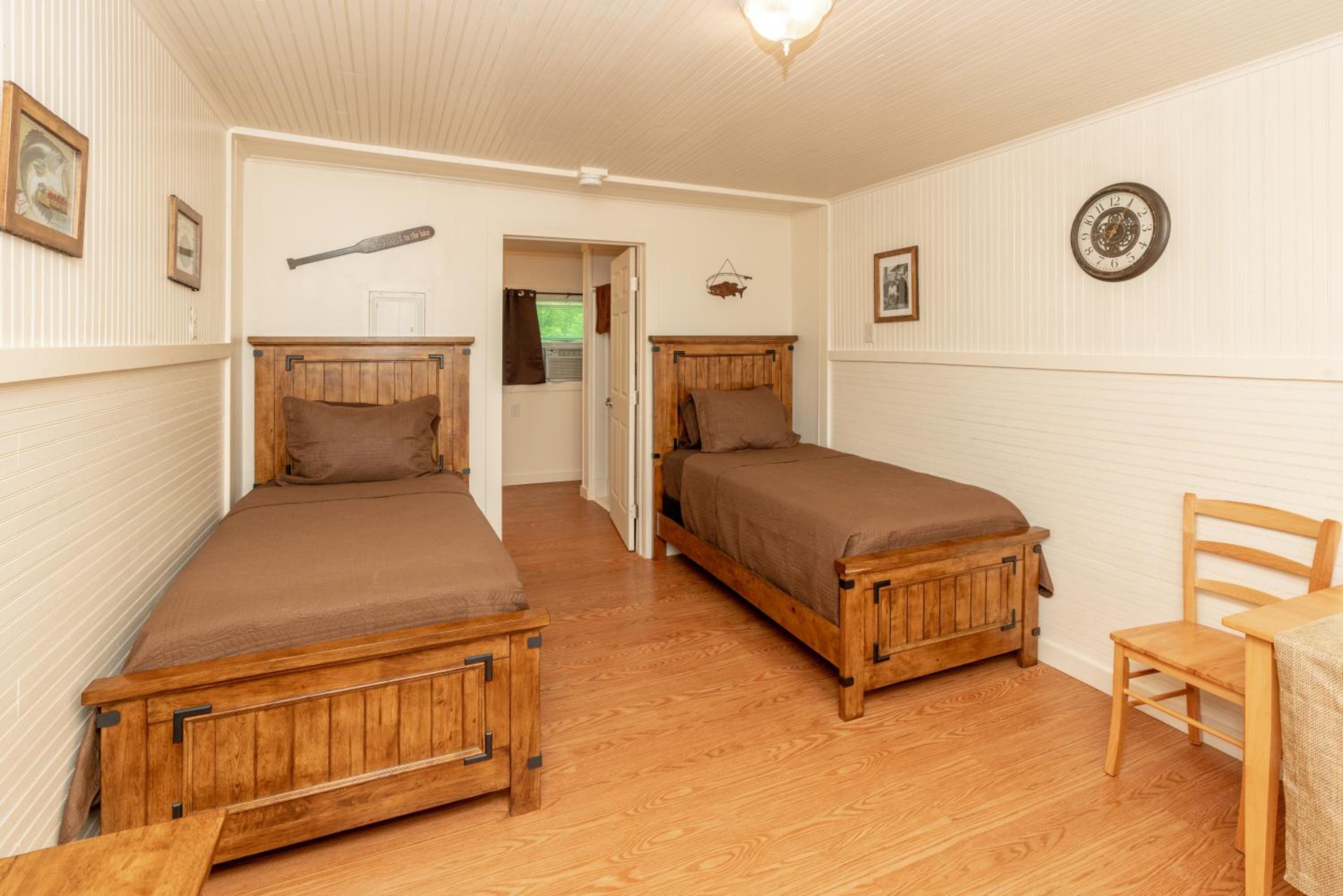 Ontario Lodge 2 Twin Beds photo 3