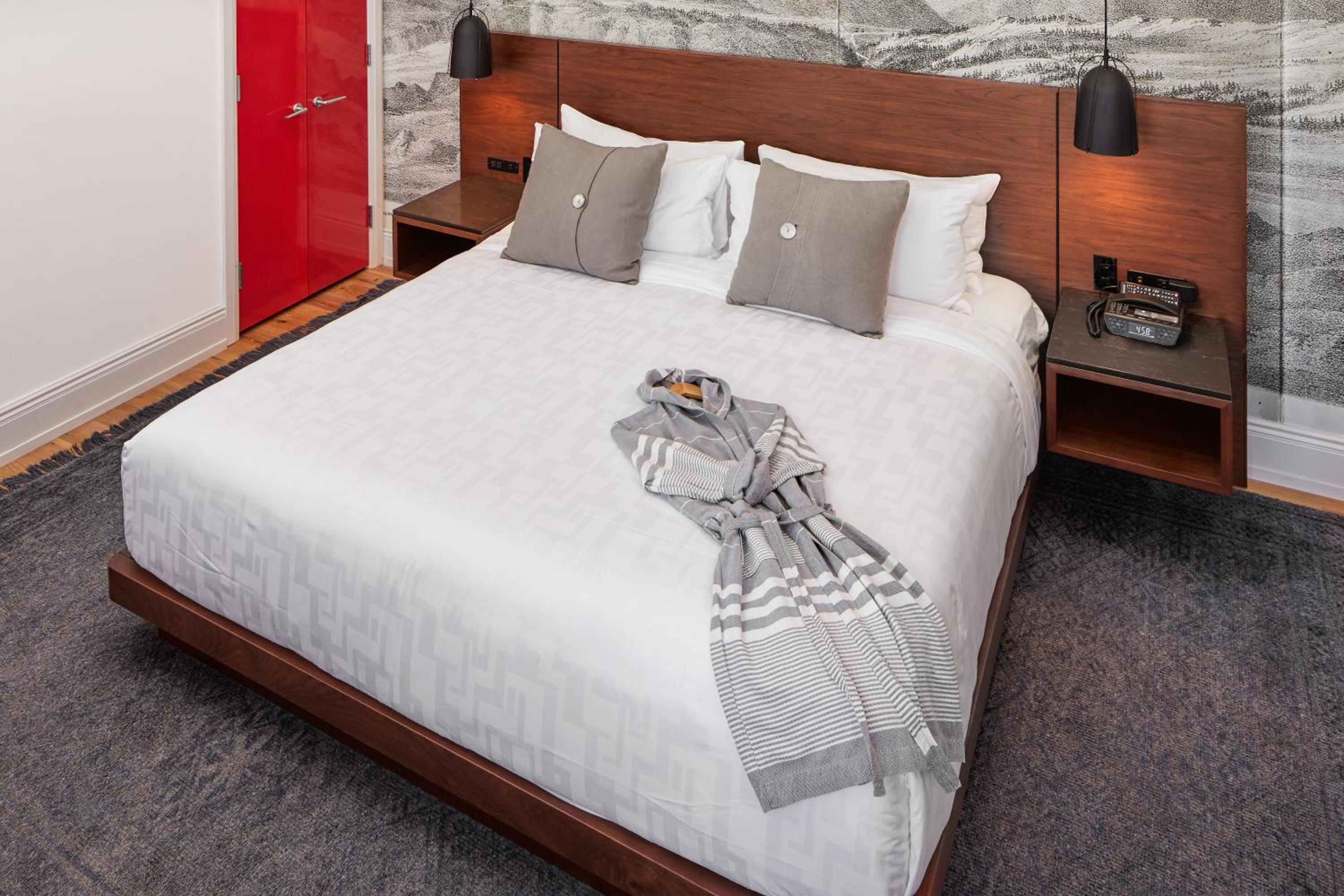 Queen Room with City View - Photo 4