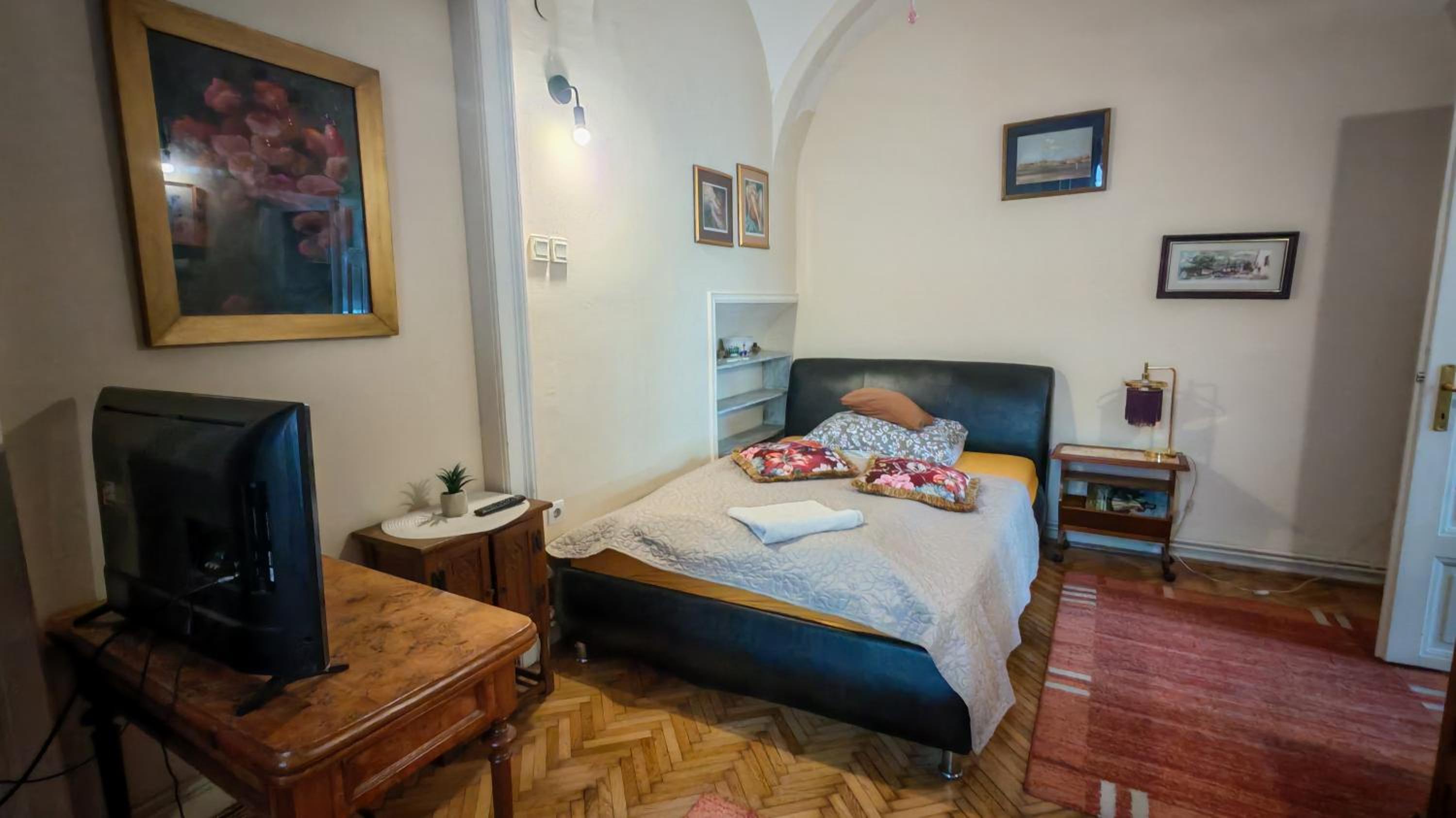 One-Bedroom Apartment photo 2