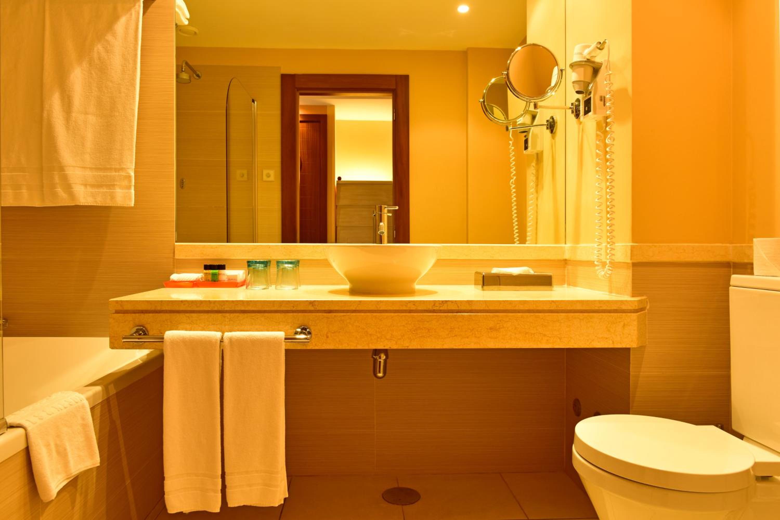 One-Bedroom Suite (2 adults + 2 Children) - Photo 5