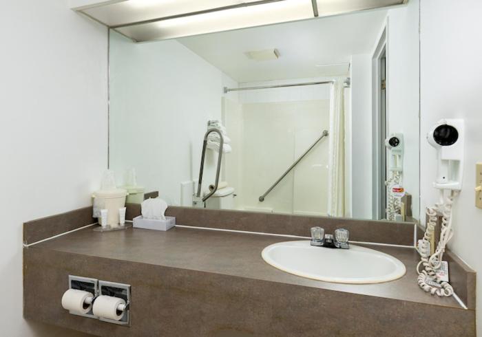 Queen Room - Disability Access photo 3