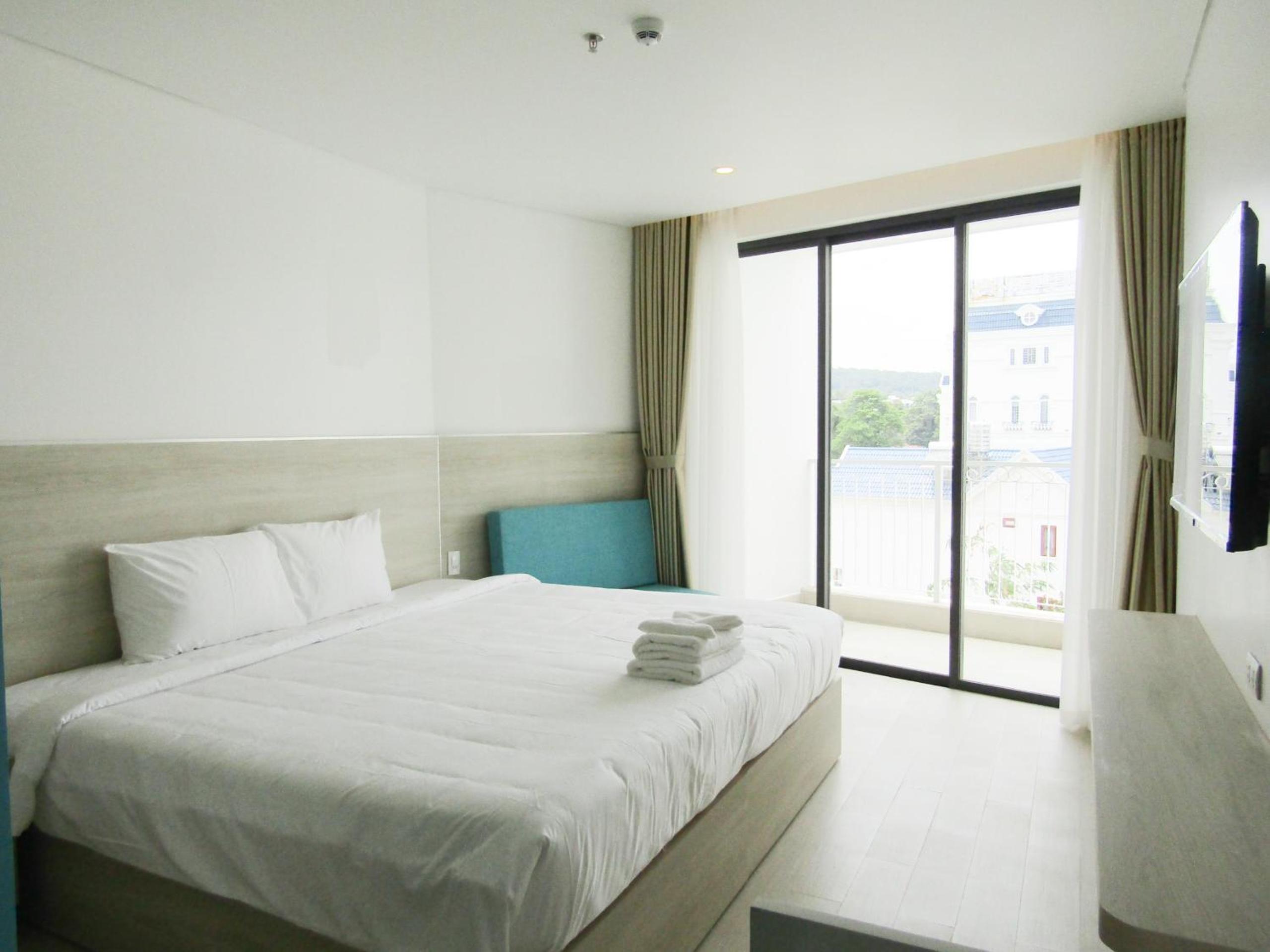 Superior King Room with Pool View - Photo 2