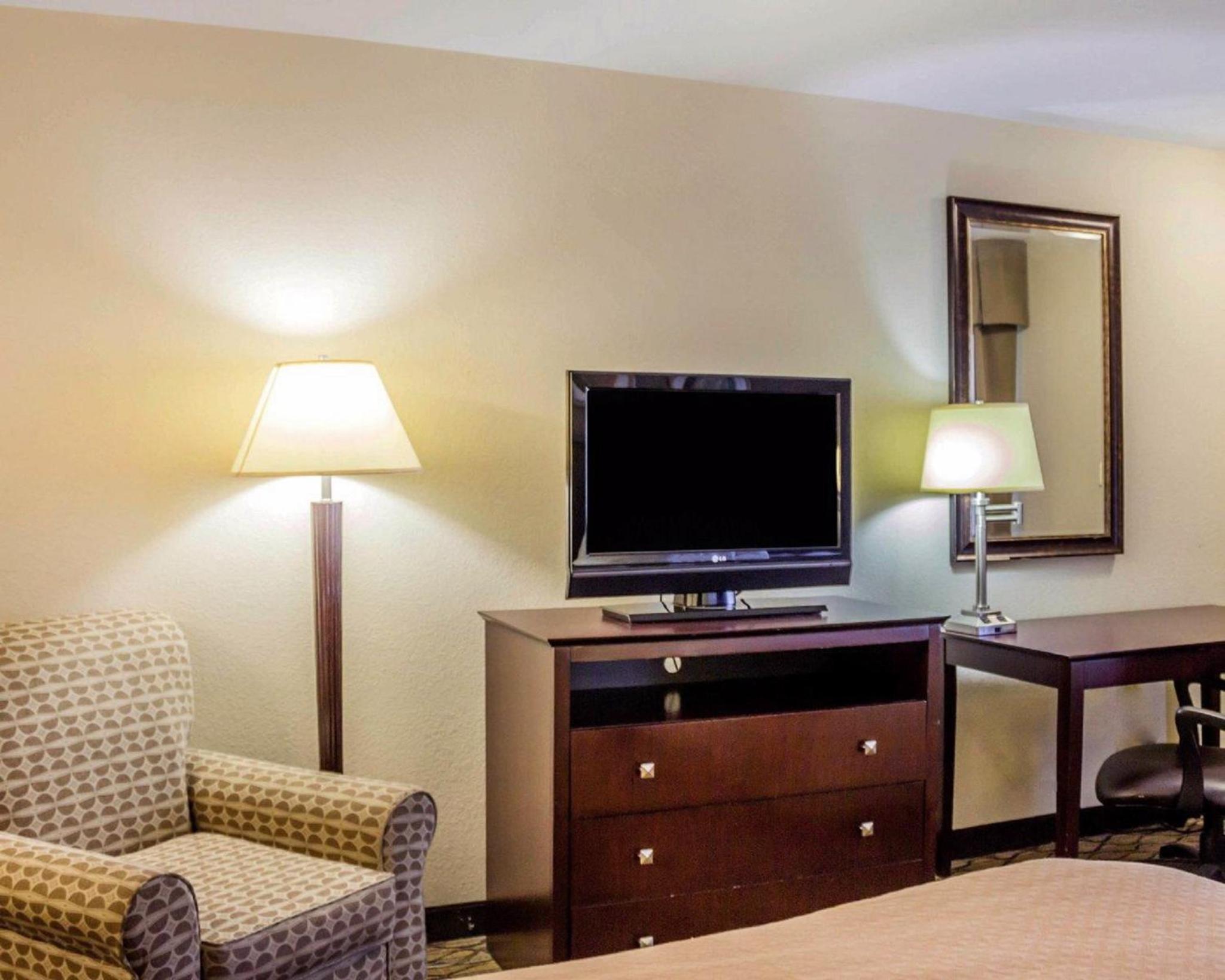 Queen Room with Two Queen Beds - Non-Smoking - Photo 3