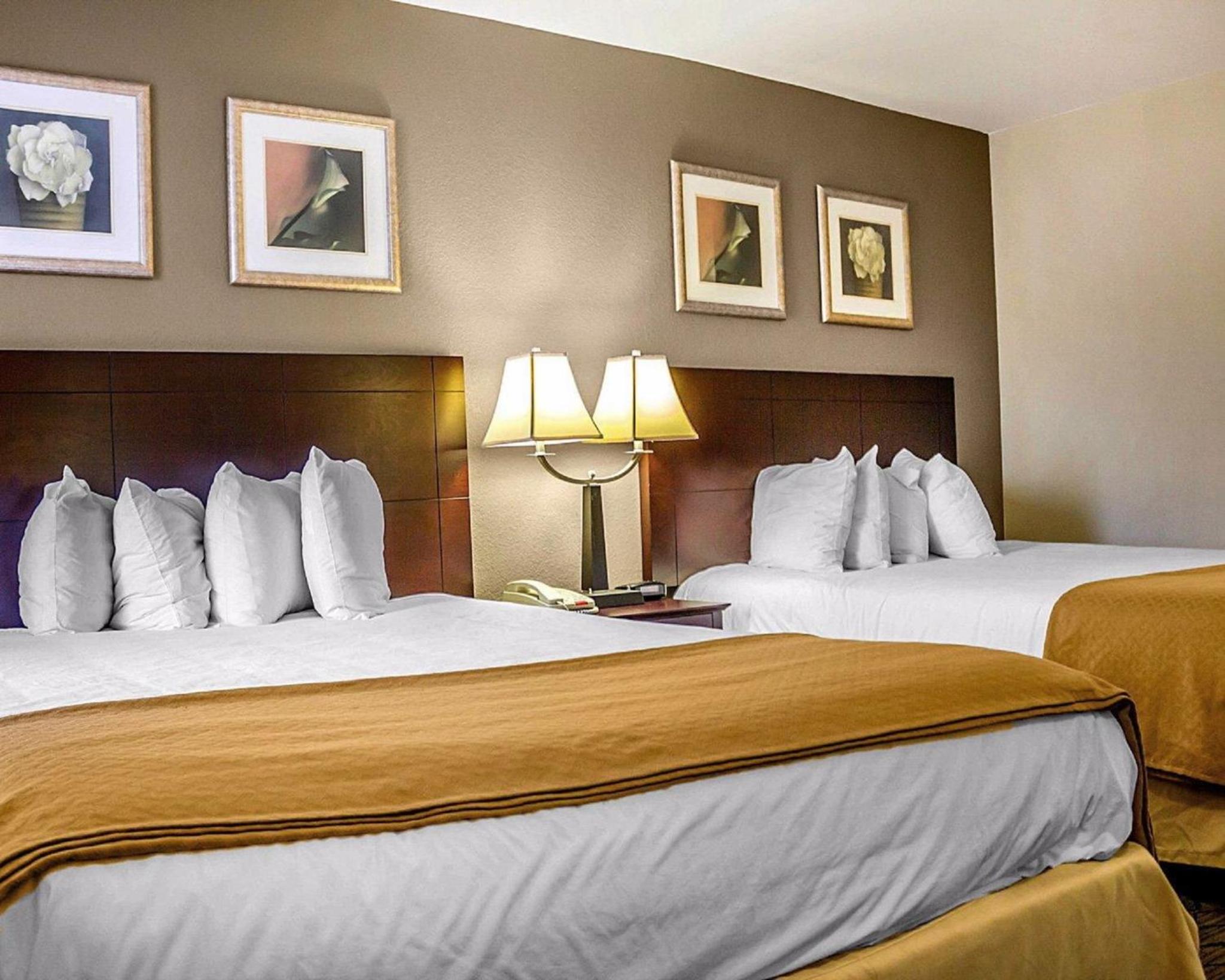 Queen Room with Two Queen Beds - Non-Smoking - Photo 4