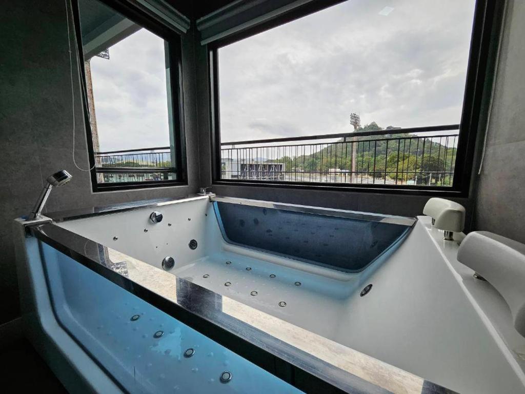 Suite - Photo 2