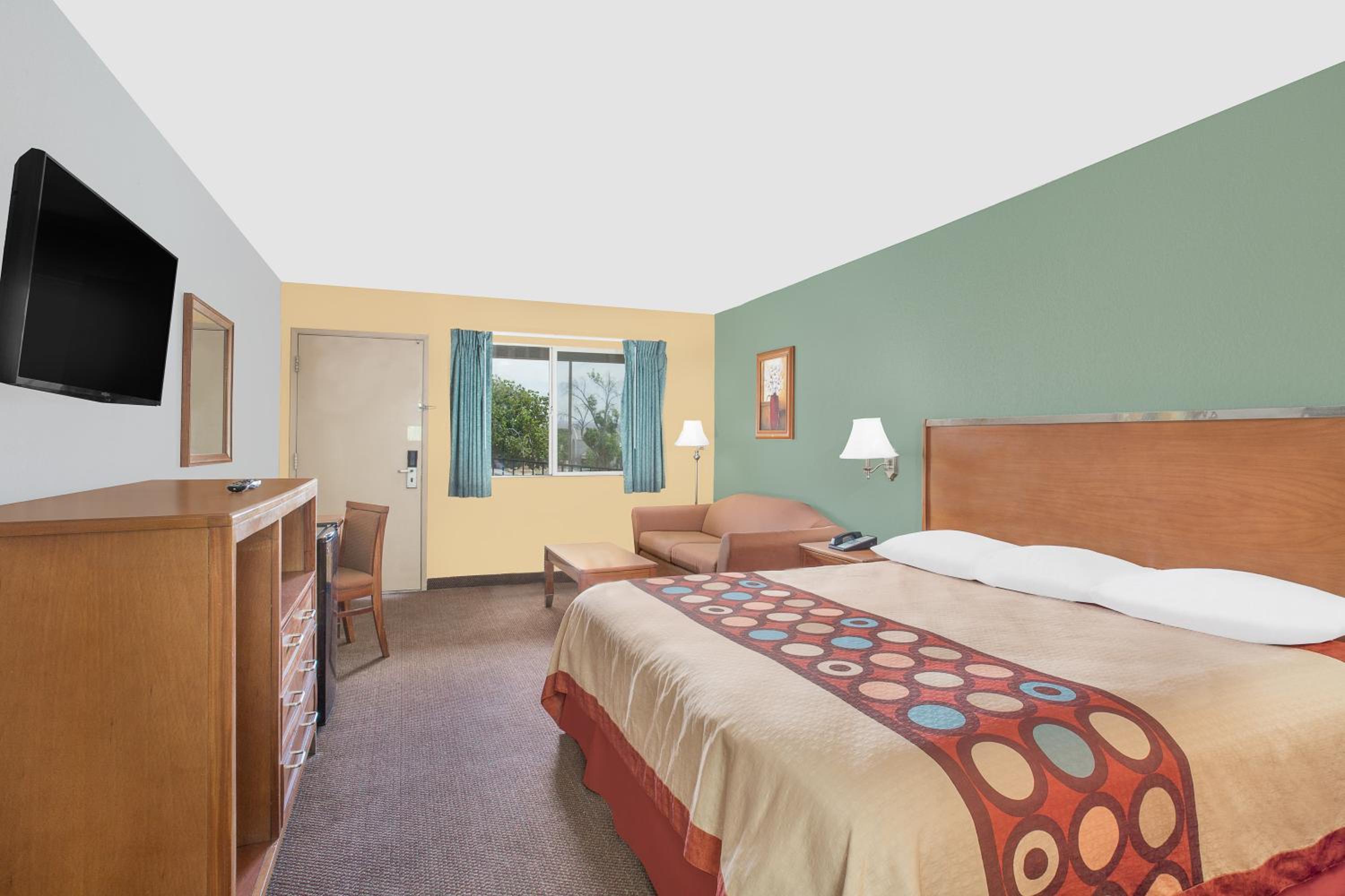 1 King Bed, Efficiency Room, Non-Smoking - Photo 6