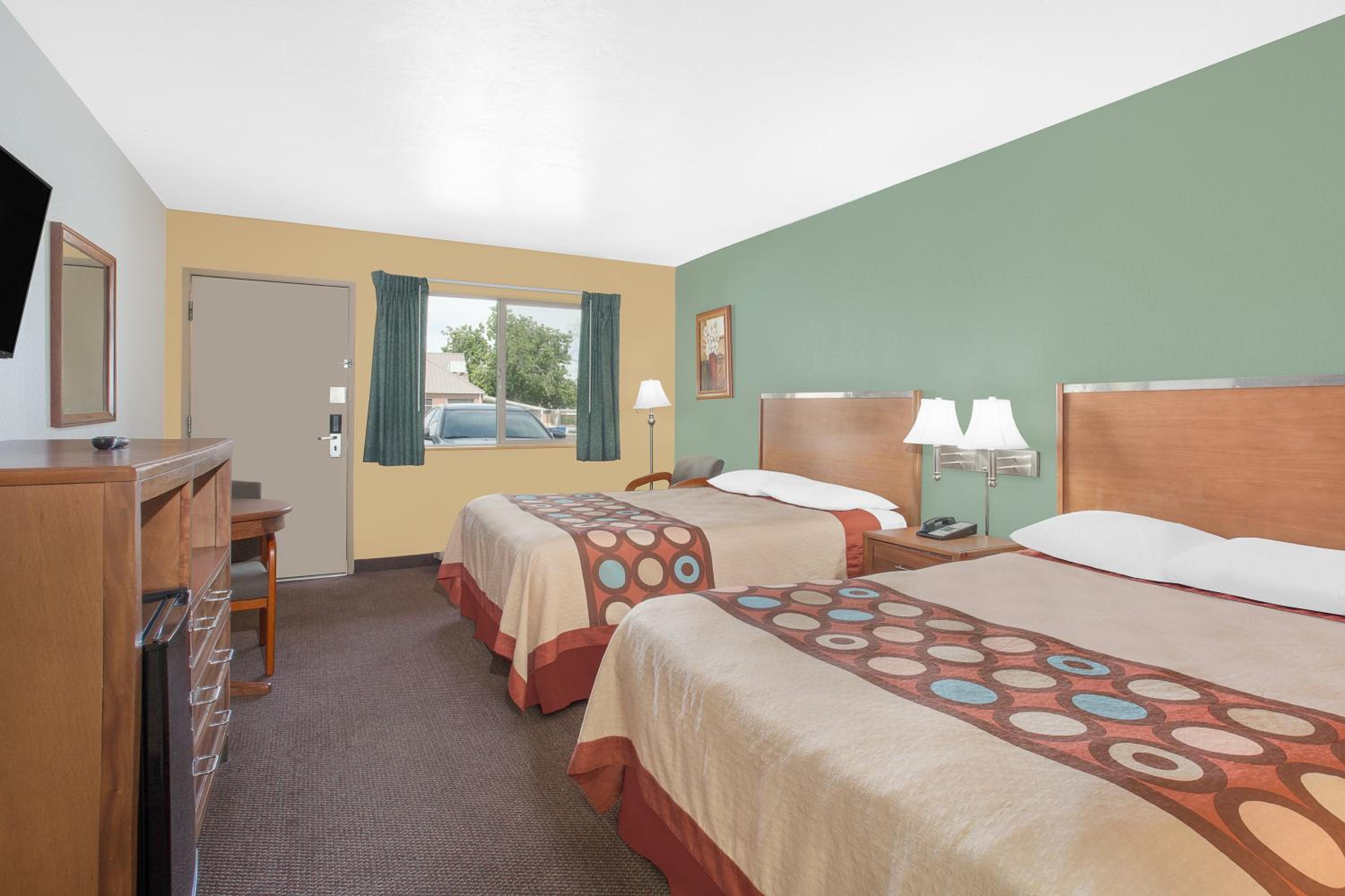 2 Queen Beds, Efficiency Room, Non-Smoking - Photo 4