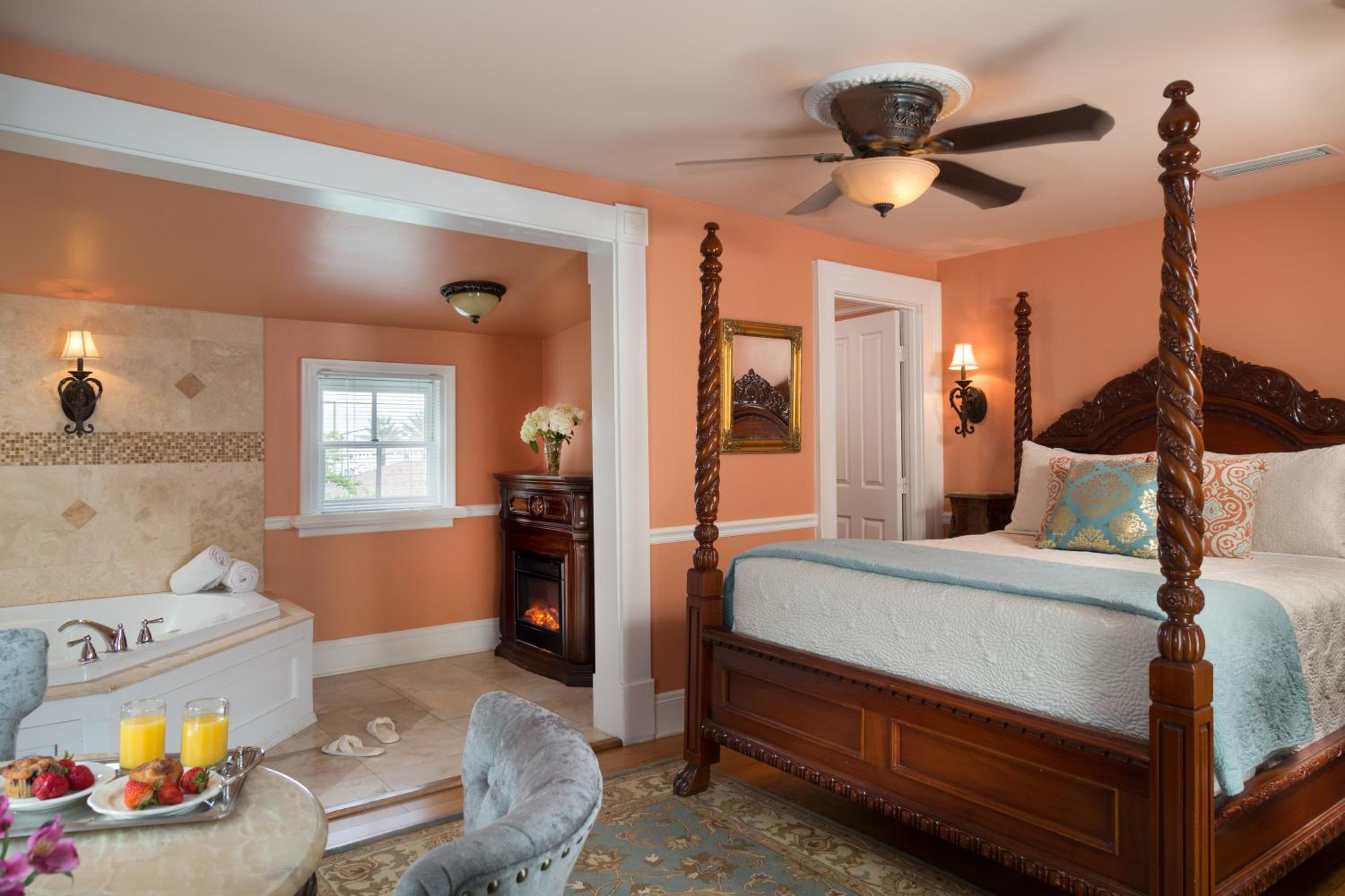 Queen Room with Spa Bath (Stephanie's Hideaway)