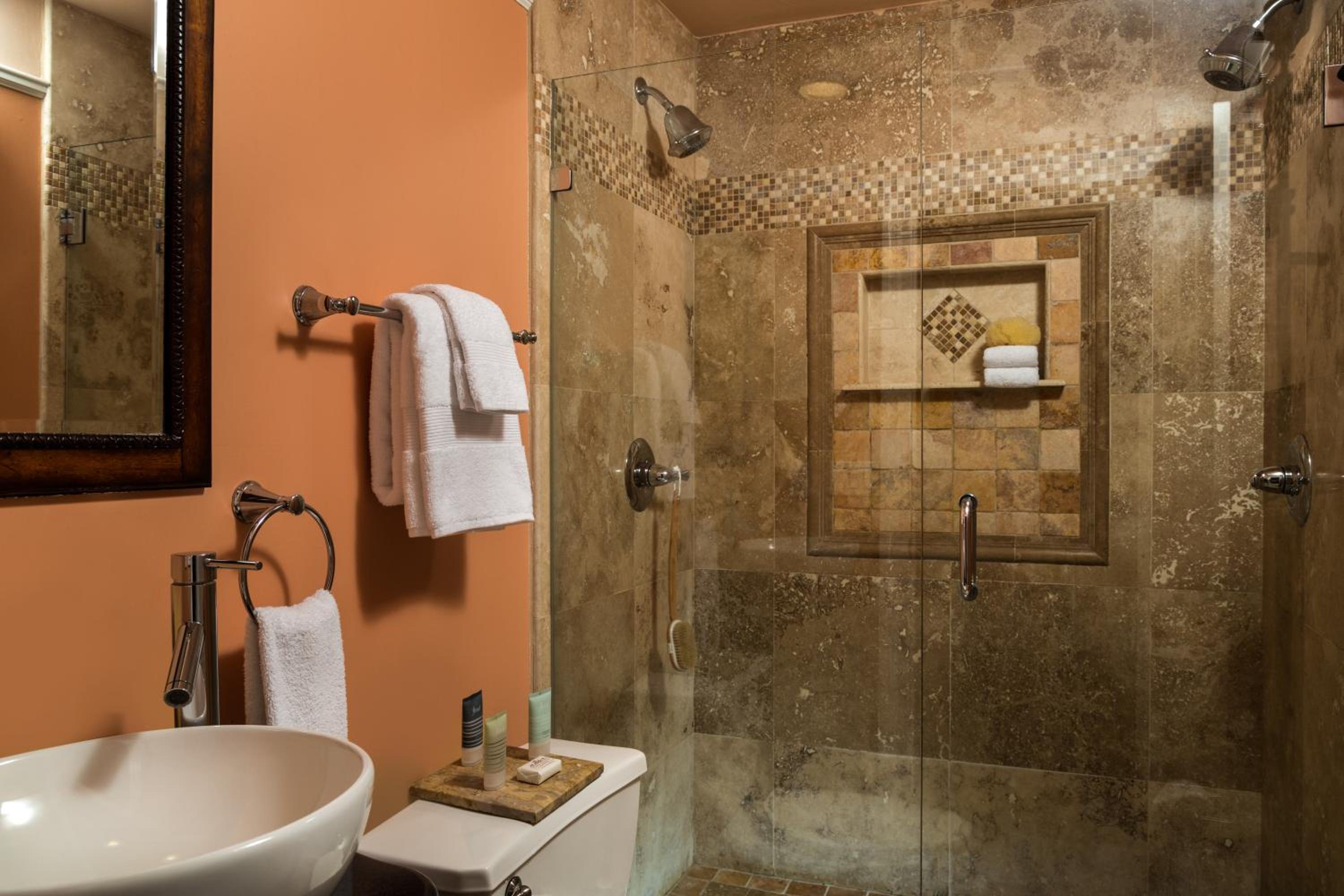 Queen Room with Spa Bath (Stephanie's Hideaway) photo 3