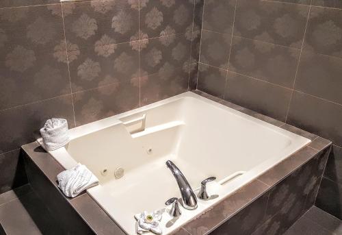 King Suite with Hot Tub photo 2