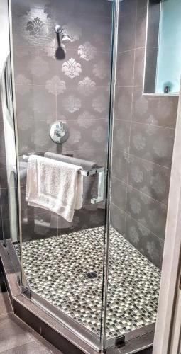 King Suite with Hot Tub photo 3
