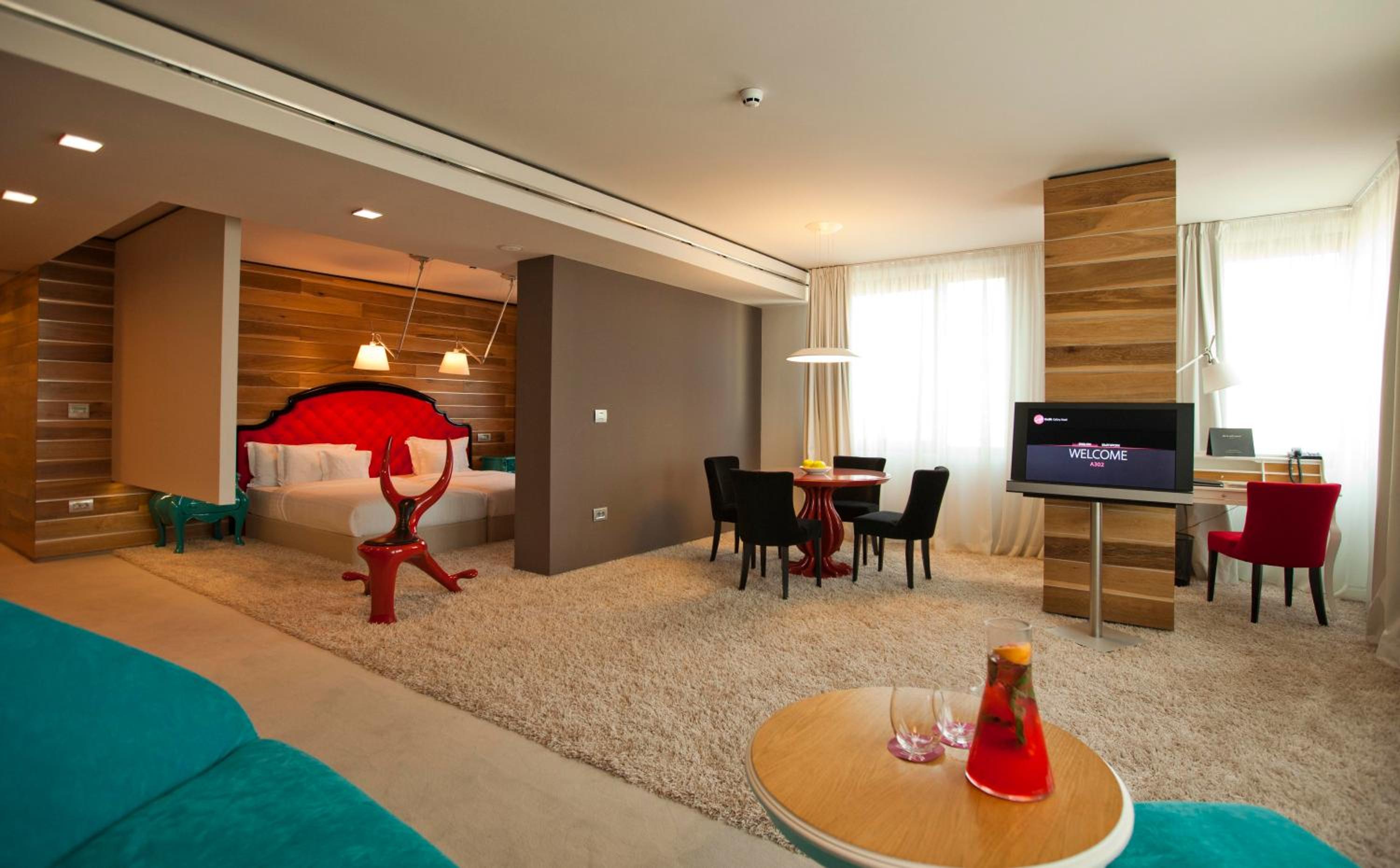 Suite - Photo 1