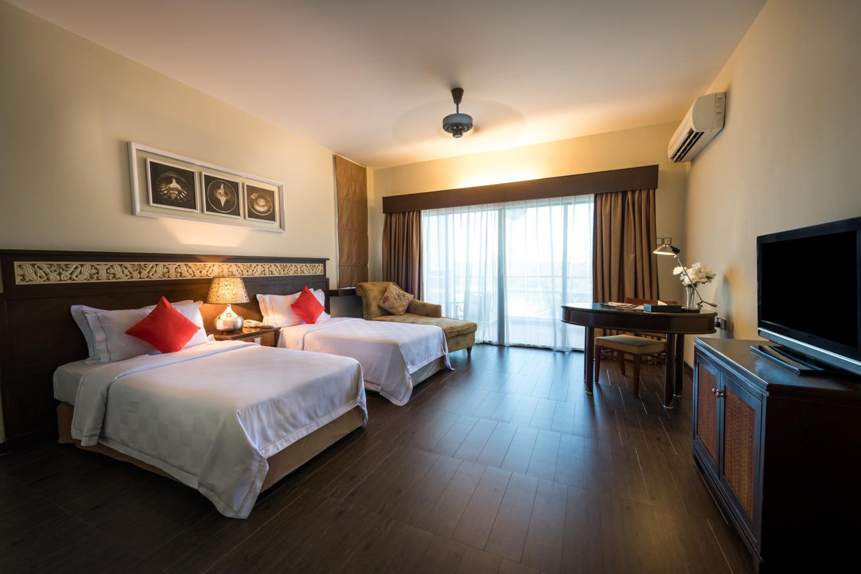 Deluxe Twin Room with Lake View - Photo 3