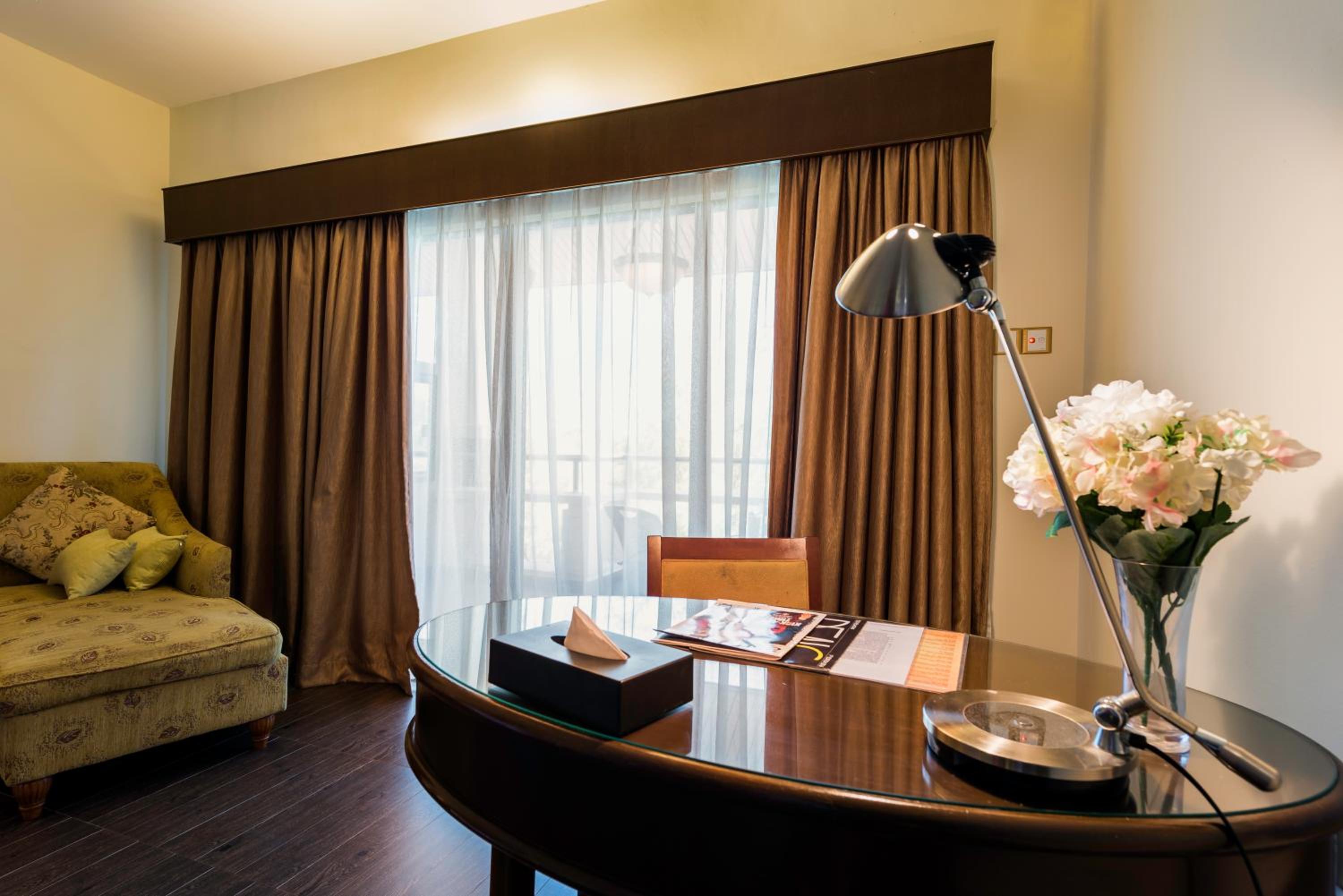 Deluxe King Room with Lake View - Photo 3