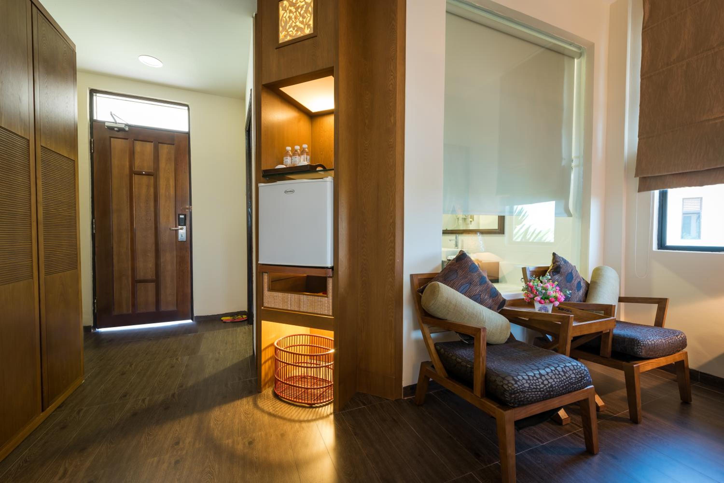 Deluxe King Room with Lake View - Photo 4