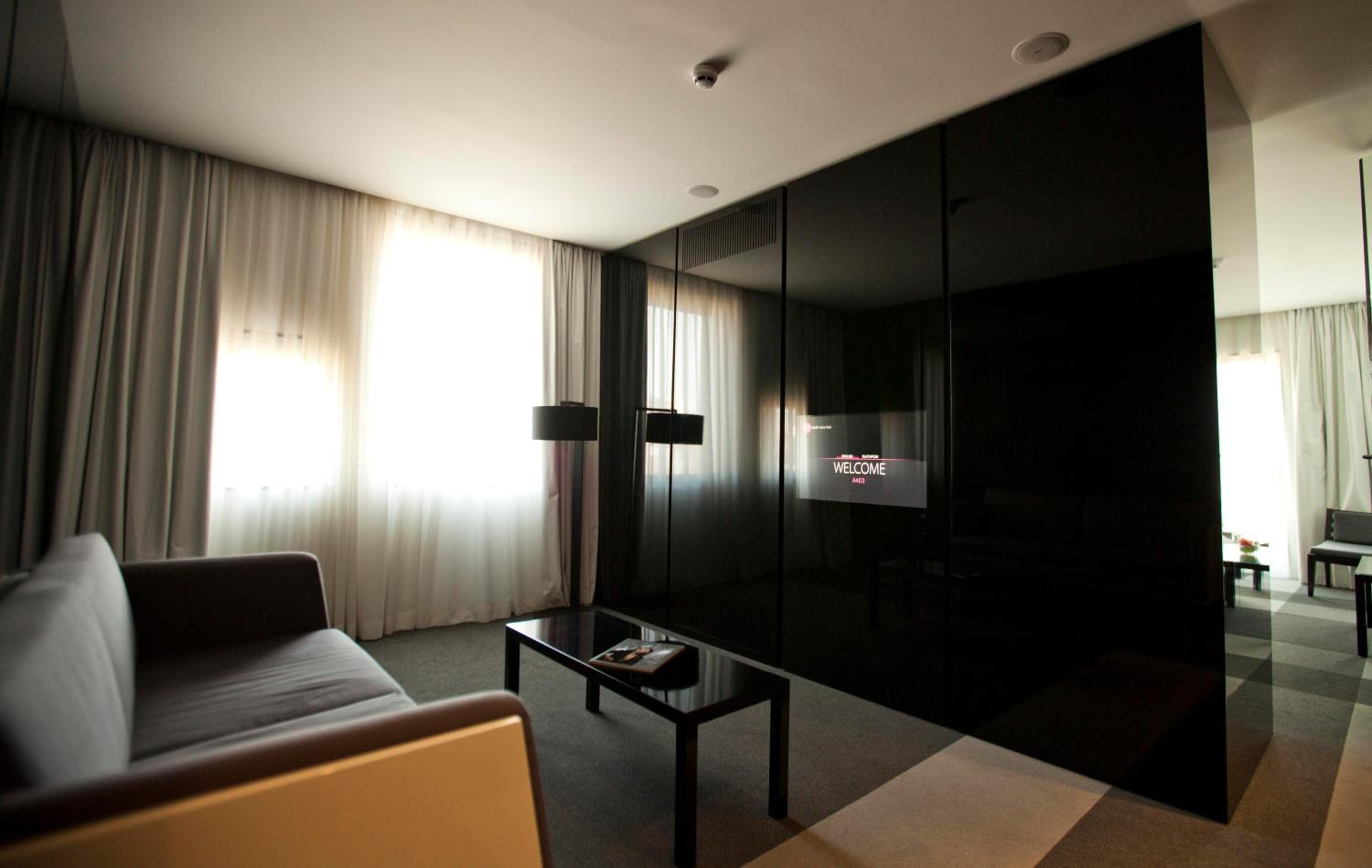 Suite - Photo 3