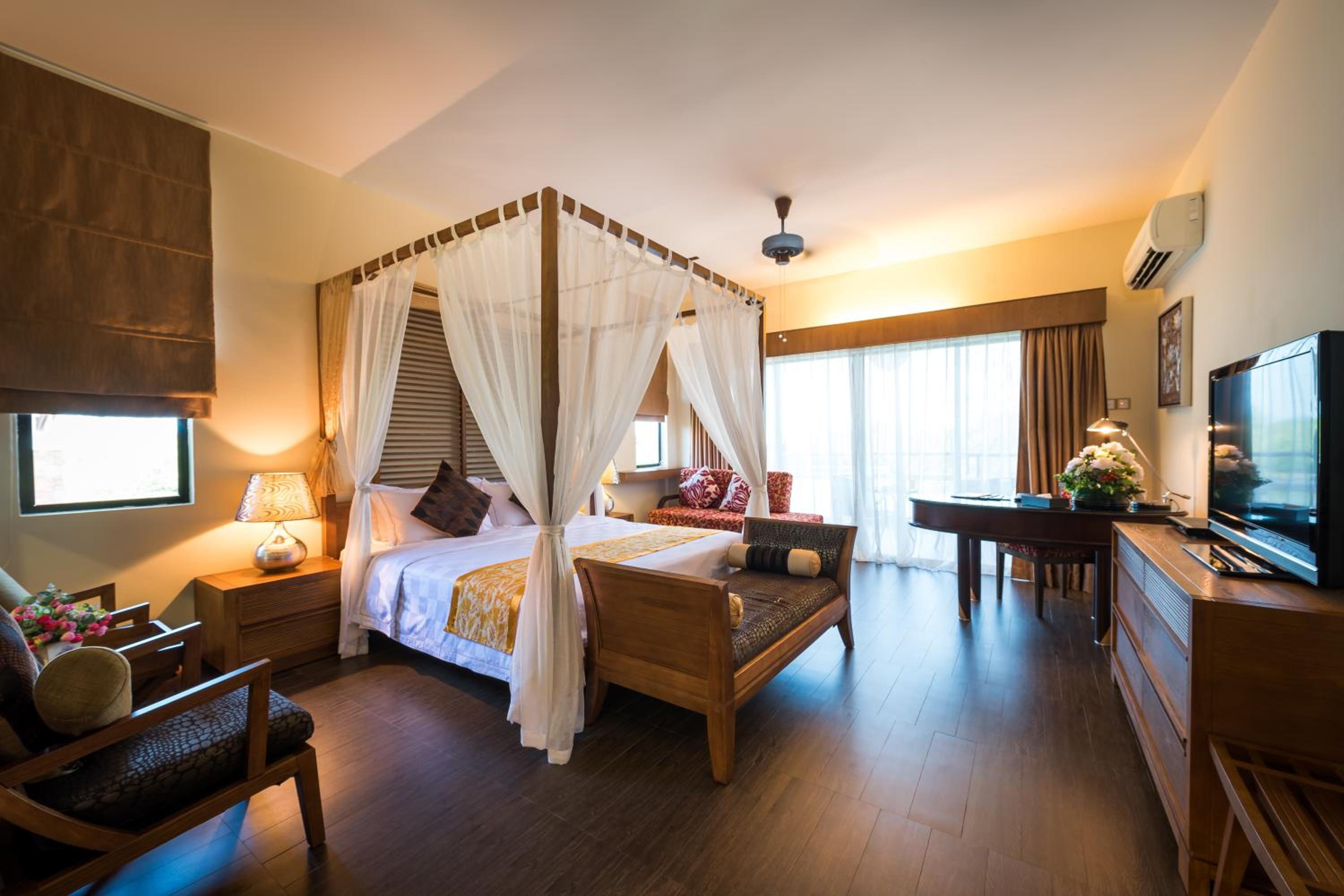 Suite Room with Lake View - Photo 3