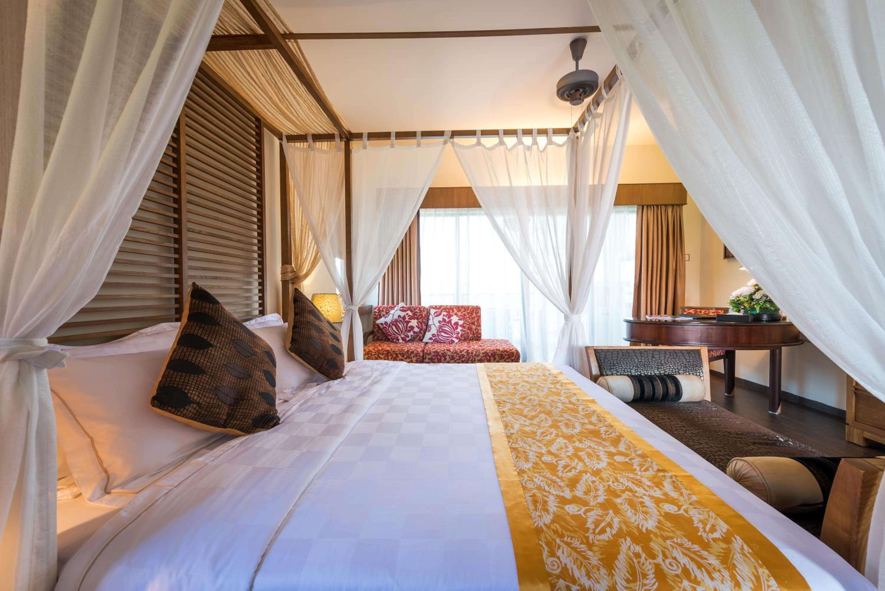 Suite Room with Lake View - Photo 4